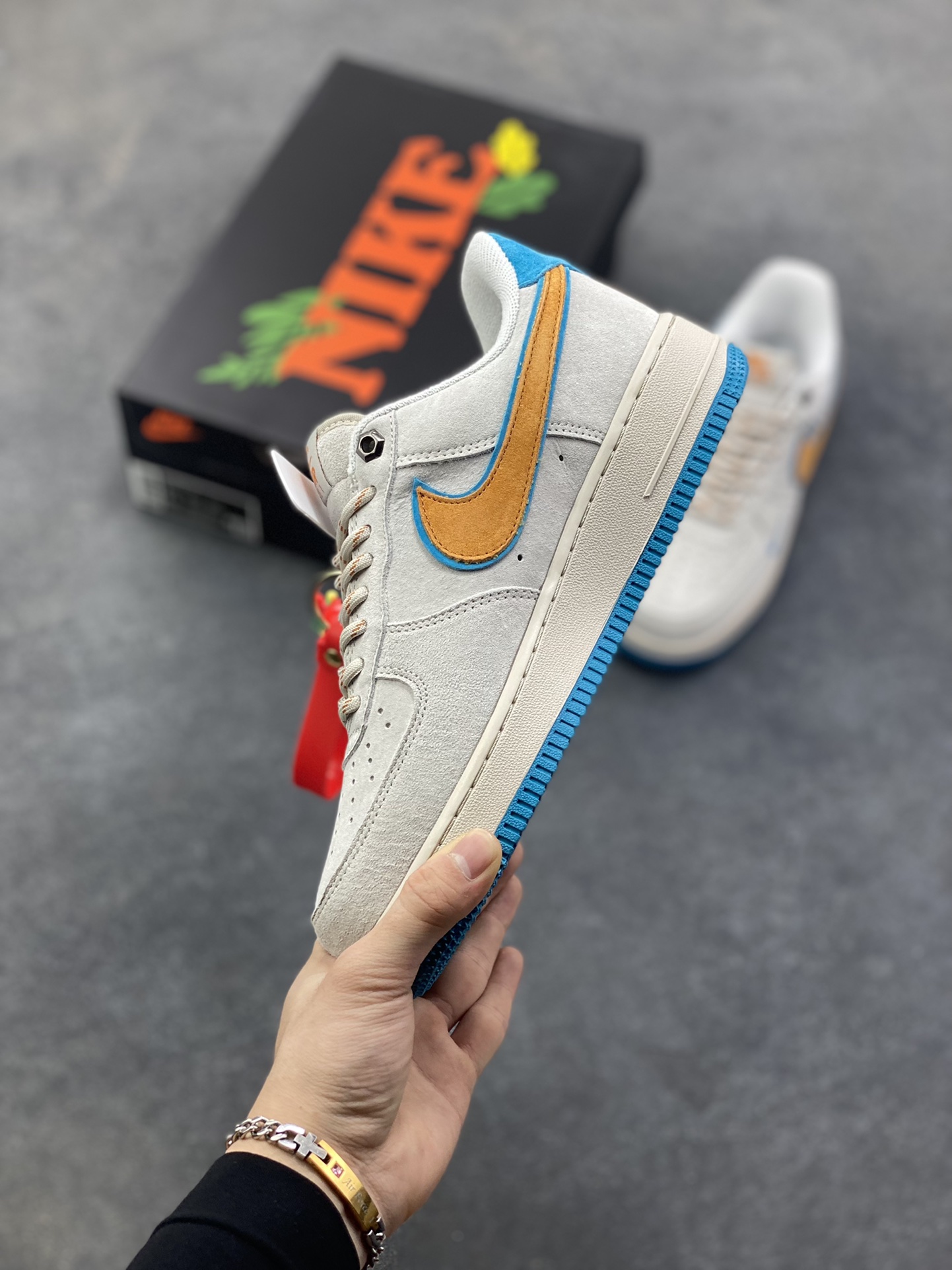 图片[3]-Nike Air Force 1 ‘07 Low “头层猪八拼接” 空军一号 高端定制 低帮 运动鞋 休闲鞋 折边针车 工艺难度大 原楦头原纸板 原装鞋盒 定制五金配件 内置全掌气垫 原厂鞋底 货号：DY9867-108 尺码：36 36.5 37.5 38 38.5 39 40 40.5 41 42 42.5 43 44 44.5 45-选品中心