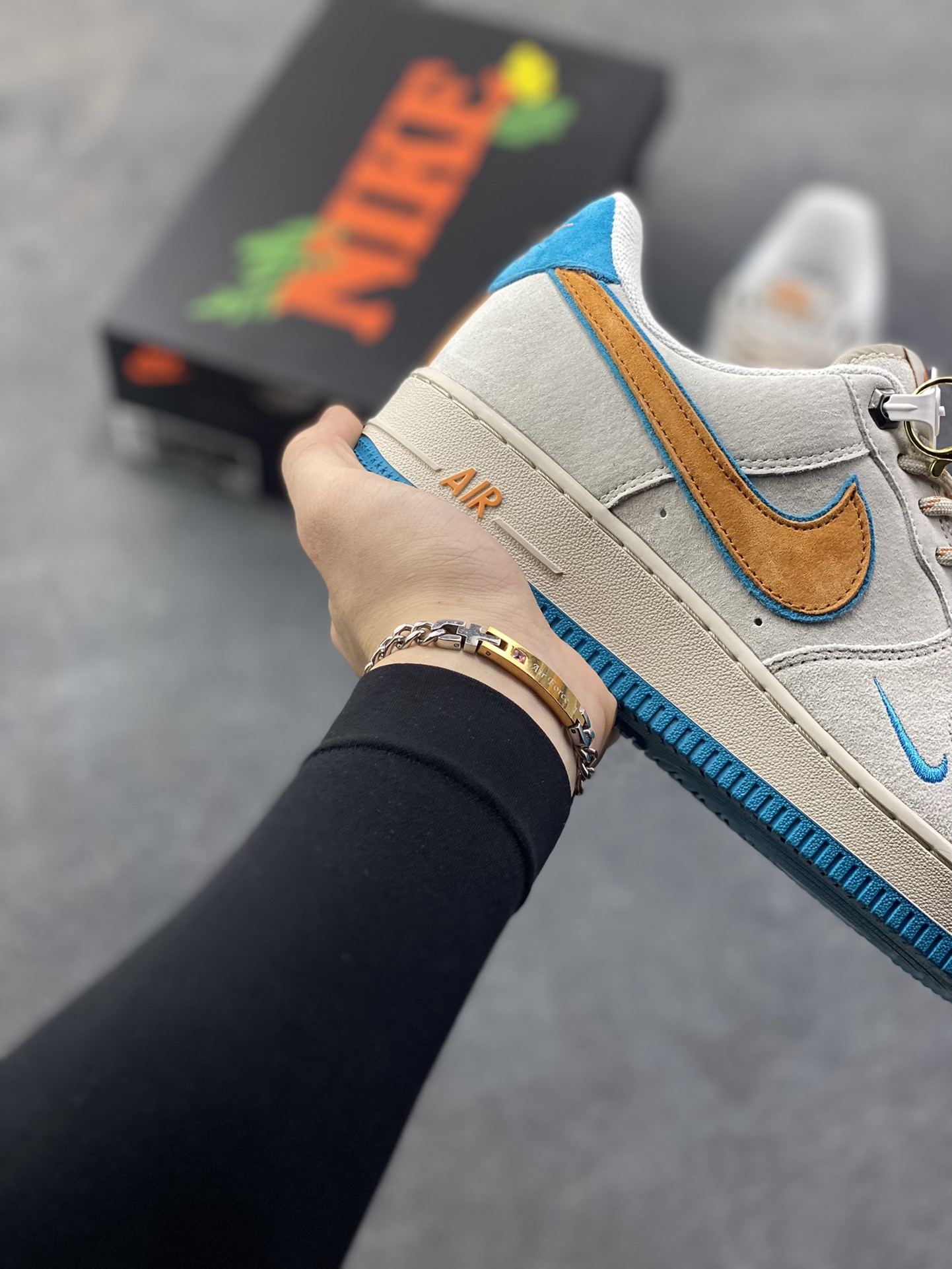 图片[6]-Nike Air Force 1 ‘07 Low “头层猪八拼接” 空军一号 高端定制 低帮 运动鞋 休闲鞋 折边针车 工艺难度大 原楦头原纸板 原装鞋盒 定制五金配件 内置全掌气垫 原厂鞋底 货号：DY9867-108 尺码：36 36.5 37.5 38 38.5 39 40 40.5 41 42 42.5 43 44 44.5 45-选品中心