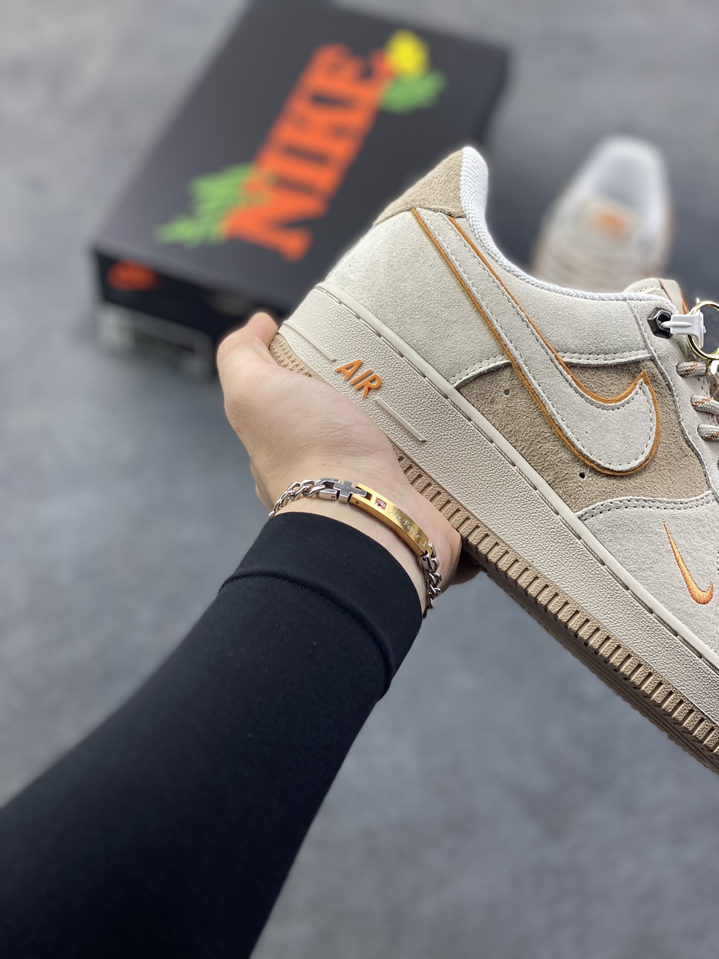 图片[6]-Nike Air Force 1 ‘07 Low “头层猪八拼接” 空军一号 高端定制 低帮 运动鞋 休闲鞋 折边针车 工艺难度大 原楦头原纸板 原装鞋盒 定制五金配件 内置全掌气垫 原厂鞋底 货号：DY9867-107 尺码：36 36.5 37.5 38 38.5 39 40 40.5 41 42 42.5 43 44 44.5 45-选品中心