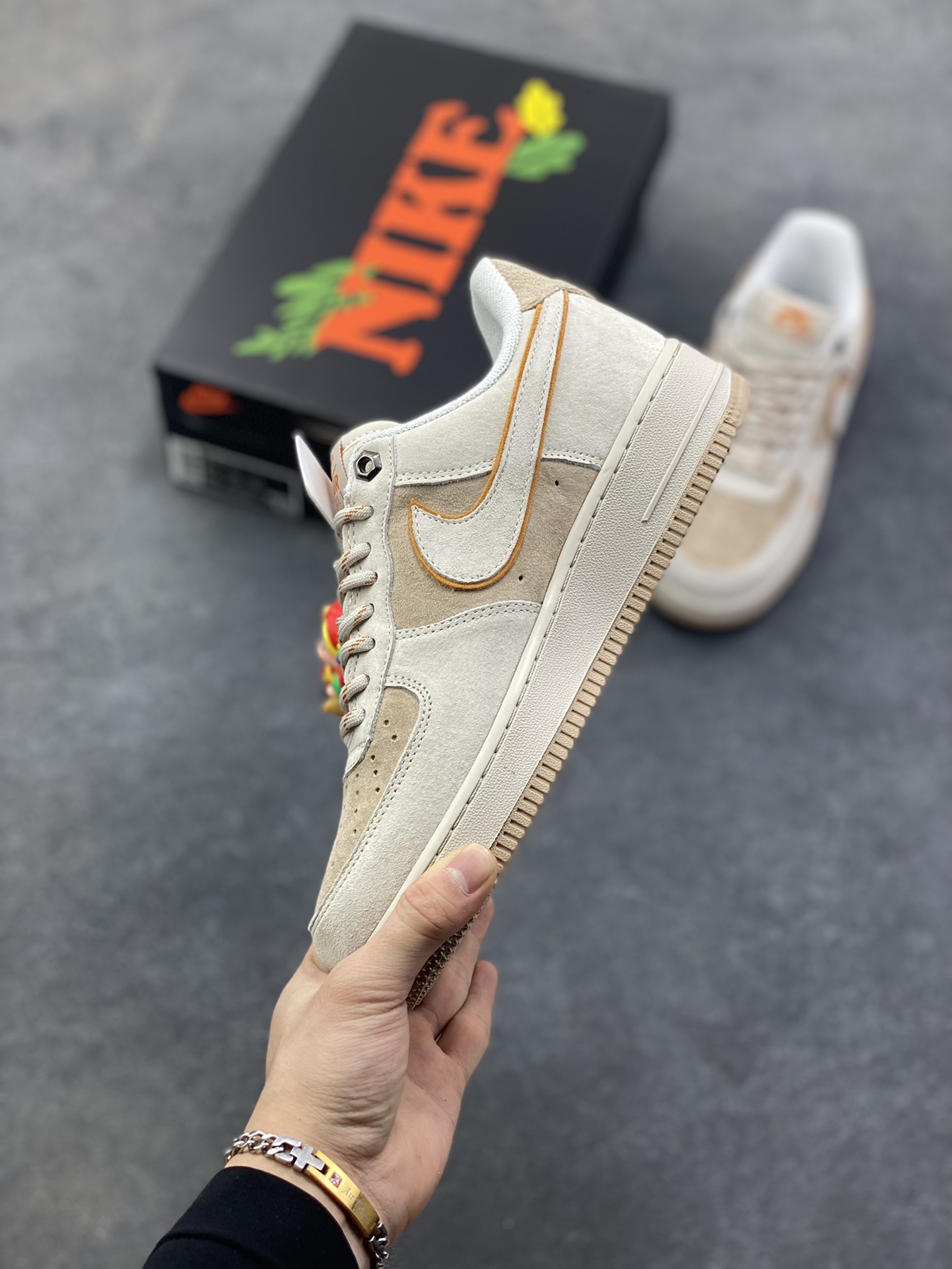 图片[3]-Nike Air Force 1 ‘07 Low “头层猪八拼接” 空军一号 高端定制 低帮 运动鞋 休闲鞋 折边针车 工艺难度大 原楦头原纸板 原装鞋盒 定制五金配件 内置全掌气垫 原厂鞋底 货号：DY9867-107 尺码：36 36.5 37.5 38 38.5 39 40 40.5 41 42 42.5 43 44 44.5 45-选品中心