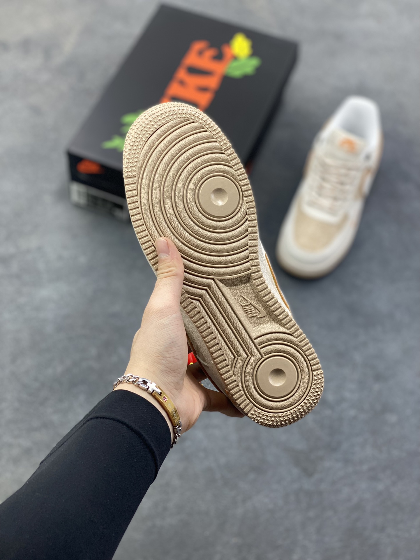 图片[5]-Nike Air Force 1 ‘07 Low “头层猪八拼接” 空军一号 高端定制 低帮 运动鞋 休闲鞋 折边针车 工艺难度大 原楦头原纸板 原装鞋盒 定制五金配件 内置全掌气垫 原厂鞋底 货号：DY9867-107 尺码：36 36.5 37.5 38 38.5 39 40 40.5 41 42 42.5 43 44 44.5 45-选品中心