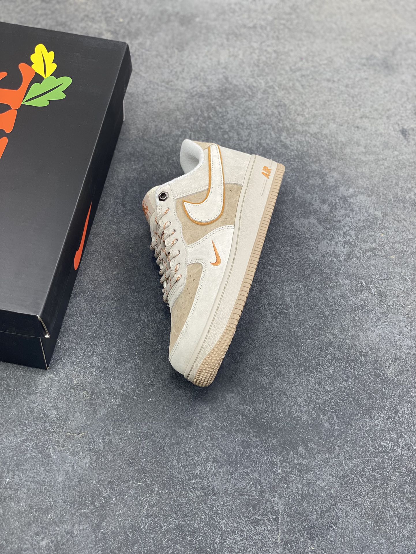 图片[7]-Nike Air Force 1 ‘07 Low “头层猪八拼接” 空军一号 高端定制 低帮 运动鞋 休闲鞋 折边针车 工艺难度大 原楦头原纸板 原装鞋盒 定制五金配件 内置全掌气垫 原厂鞋底 货号：DY9867-107 尺码：36 36.5 37.5 38 38.5 39 40 40.5 41 42 42.5 43 44 44.5 45-选品中心