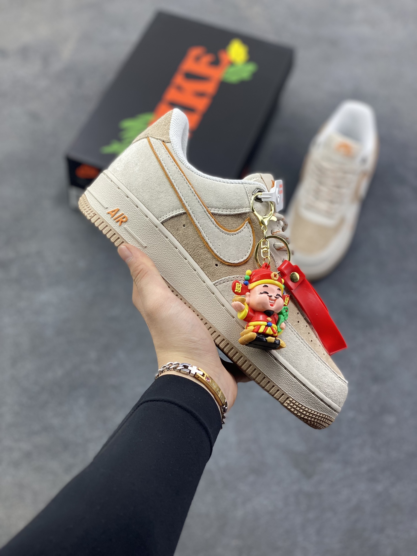 Nike Air Force 1 ‘07 Low “头层猪八拼接” 空军一号 高端定制 低帮 运动鞋 休闲鞋 折边针车 工艺难度大 原楦头原纸板 原装鞋盒 定制五金配件 内置全掌气垫 原厂鞋底 货号：DY9867-107 尺码：36 36.5 37.5 38 38.5 39 40 40.5 41 42 42.5 43 44 44.5 45-选品中心