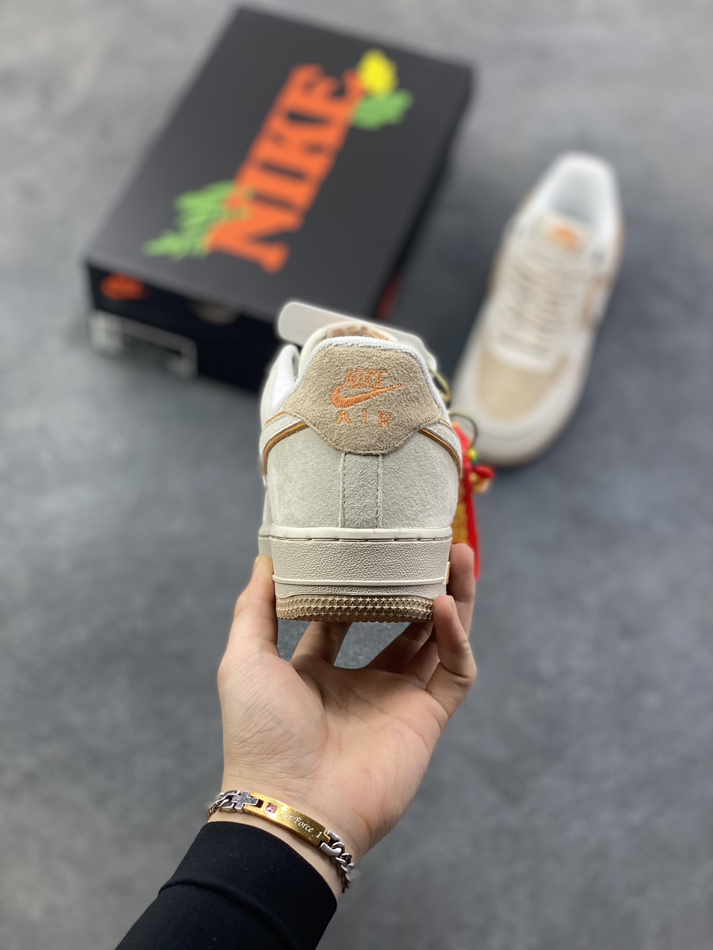 图片[4]-Nike Air Force 1 ‘07 Low “头层猪八拼接” 空军一号 高端定制 低帮 运动鞋 休闲鞋 折边针车 工艺难度大 原楦头原纸板 原装鞋盒 定制五金配件 内置全掌气垫 原厂鞋底 货号：DY9867-107 尺码：36 36.5 37.5 38 38.5 39 40 40.5 41 42 42.5 43 44 44.5 45-选品中心