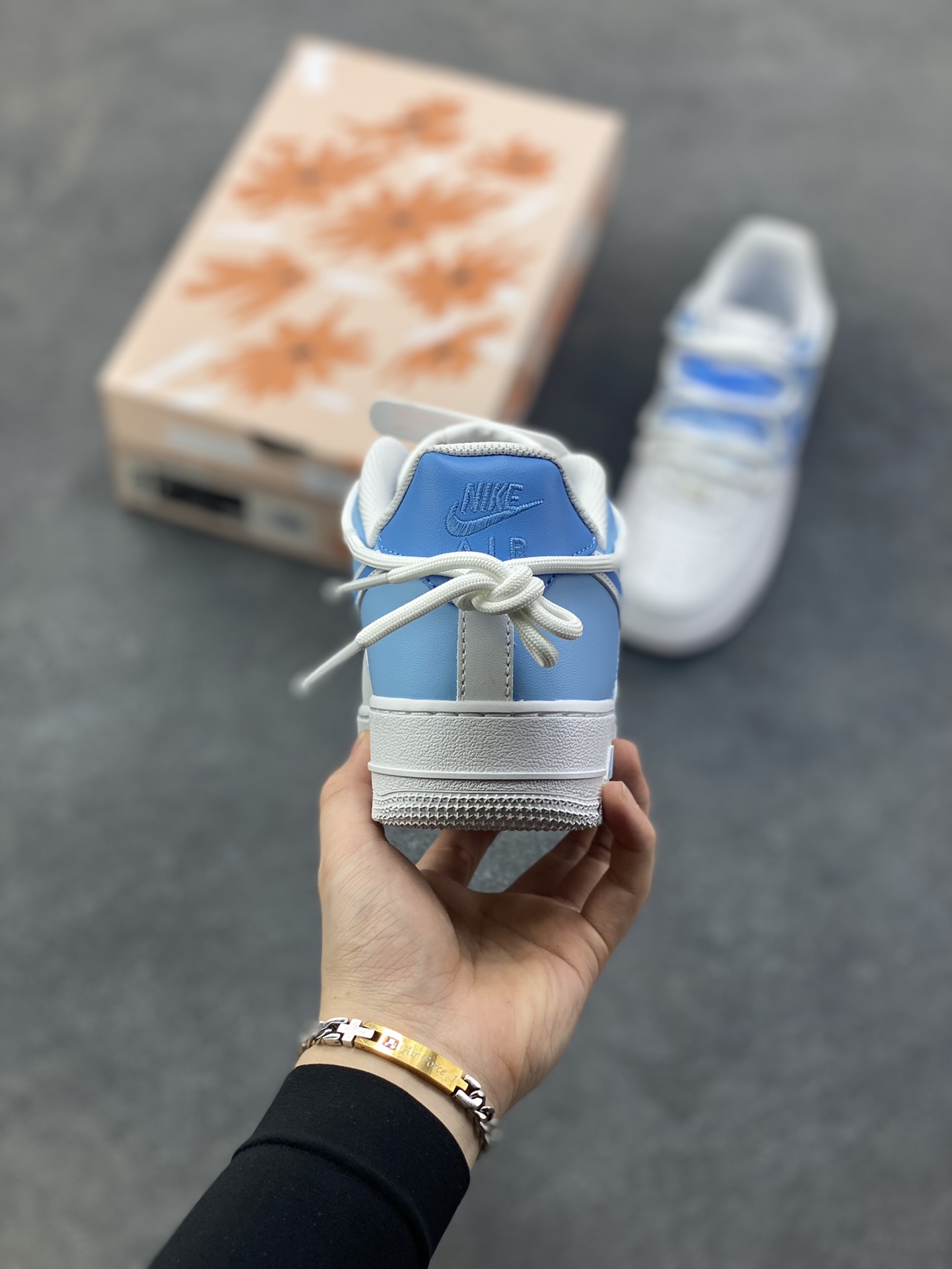 图片[4]-订制空军一号板鞋 该定制版球鞋选用原鞋款为Nike Air Force 1‘07空军一号，主色调是白+浅蓝，鞋身主体为白色皮革，鞋侧Swoosh、鞋帮及鞋带采用渐变浅蓝，清新柔和，自带“海盐/奶蓝”的氛围感！ 货号：CD2288-951 尺码：36 36.5 37.5 38 38.5 39 40 40.5 41 42 42.5 43 44 44.5 45-选品中心