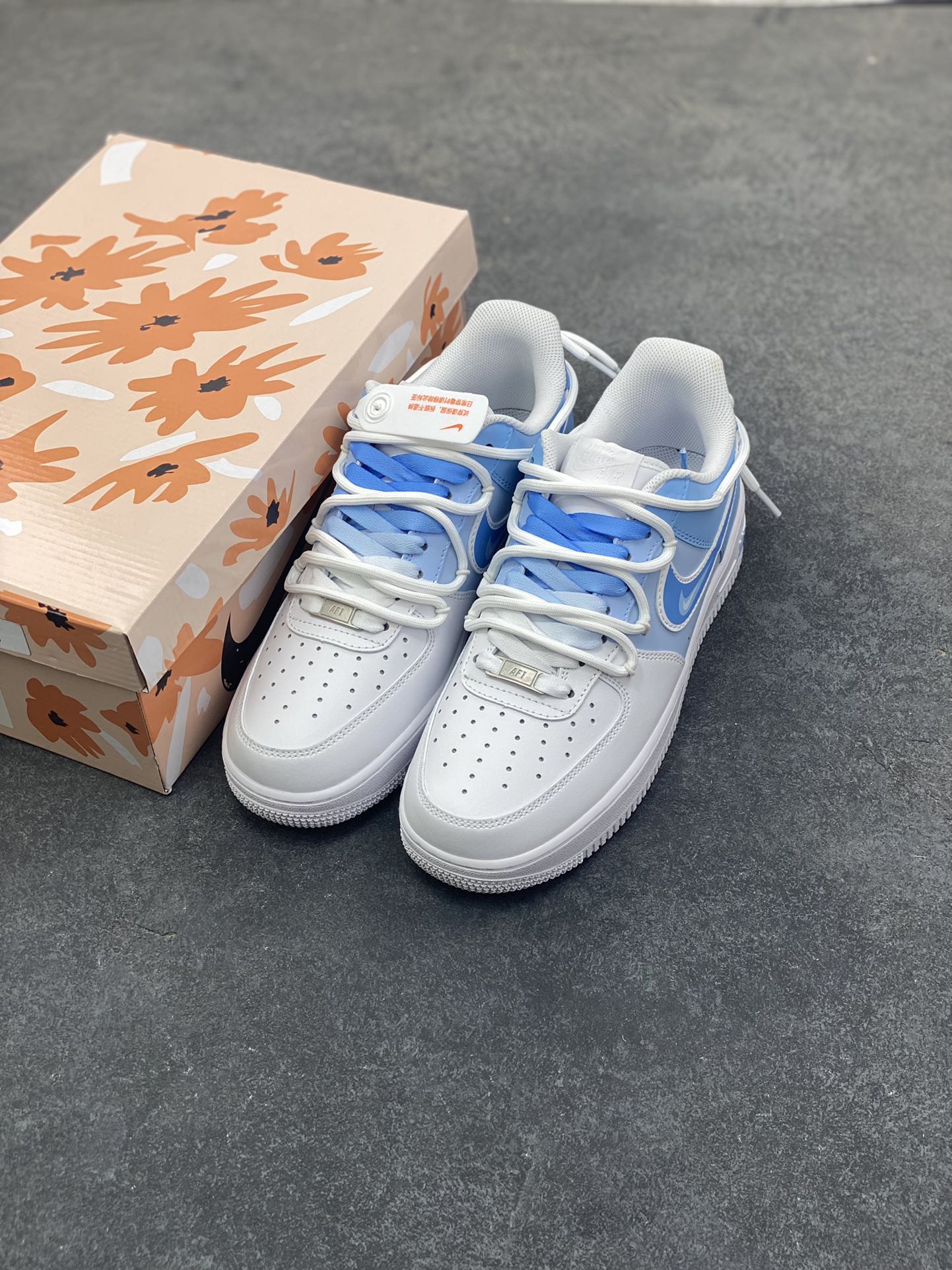 图片[8]-订制空军一号板鞋 该定制版球鞋选用原鞋款为Nike Air Force 1‘07空军一号，主色调是白+浅蓝，鞋身主体为白色皮革，鞋侧Swoosh、鞋帮及鞋带采用渐变浅蓝，清新柔和，自带“海盐/奶蓝”的氛围感！ 货号：CD2288-951 尺码：36 36.5 37.5 38 38.5 39 40 40.5 41 42 42.5 43 44 44.5 45-选品中心