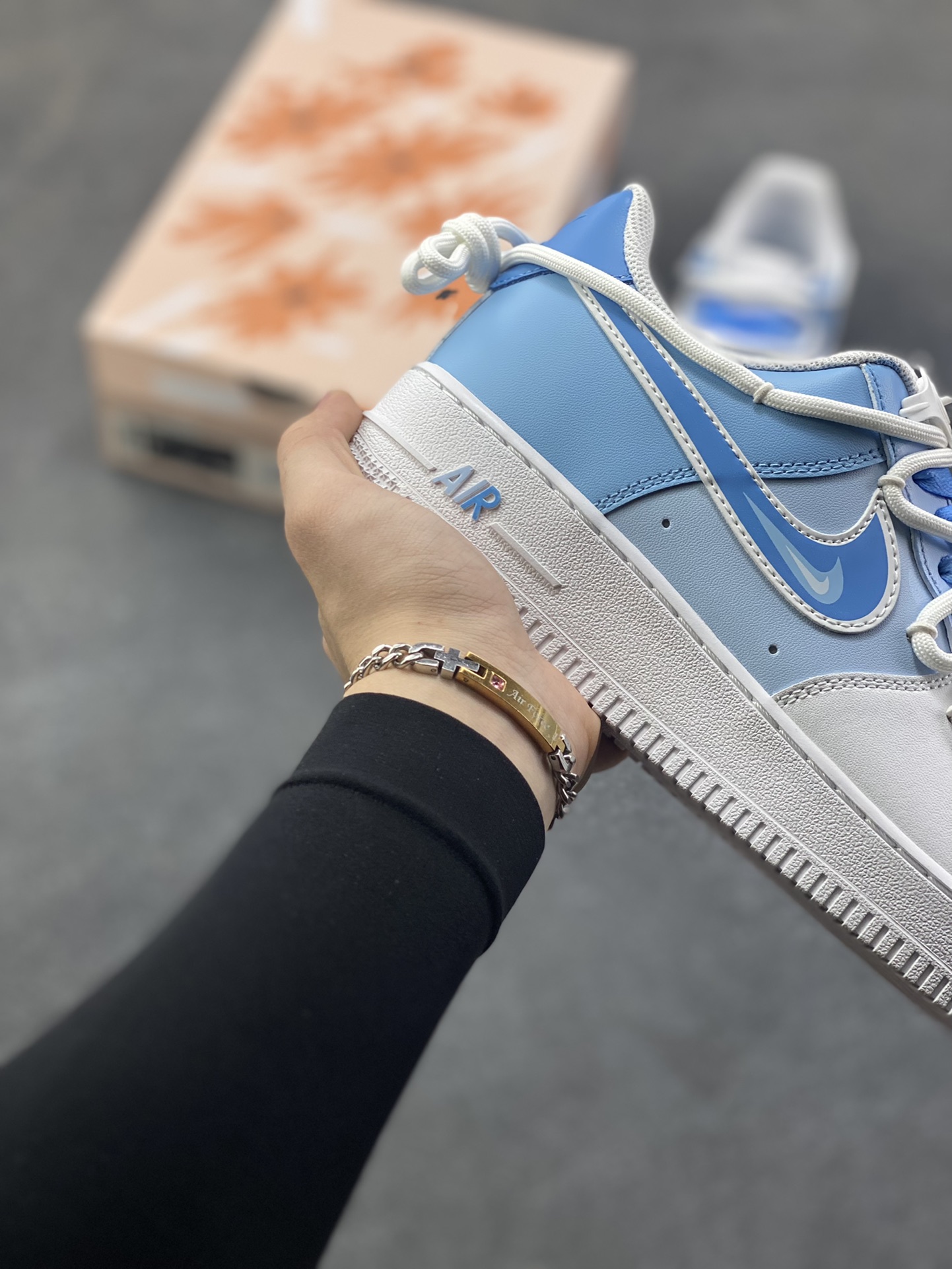 图片[6]-订制空军一号板鞋 该定制版球鞋选用原鞋款为Nike Air Force 1‘07空军一号，主色调是白+浅蓝，鞋身主体为白色皮革，鞋侧Swoosh、鞋帮及鞋带采用渐变浅蓝，清新柔和，自带“海盐/奶蓝”的氛围感！ 货号：CD2288-951 尺码：36 36.5 37.5 38 38.5 39 40 40.5 41 42 42.5 43 44 44.5 45-选品中心