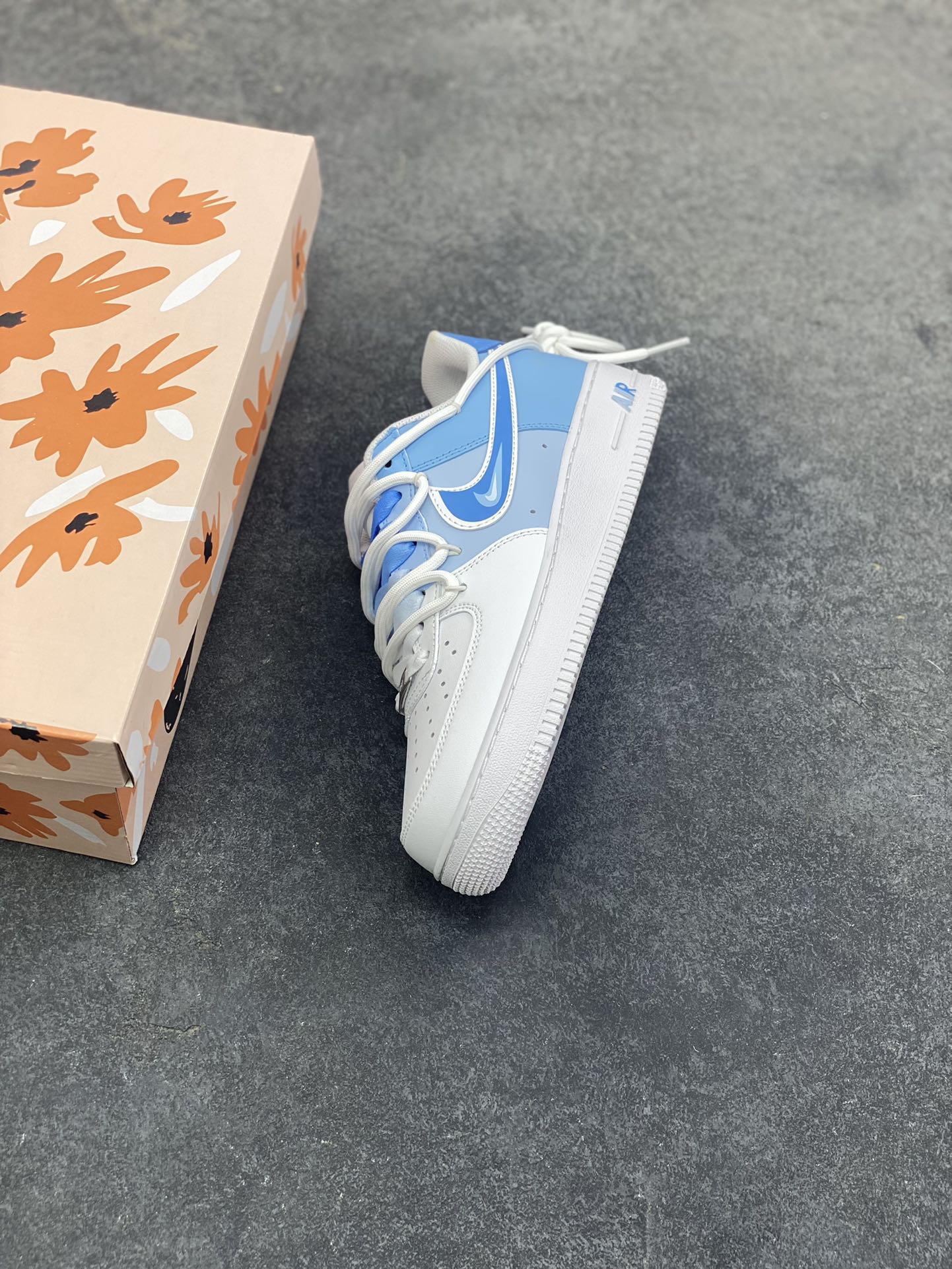 图片[7]-订制空军一号板鞋 该定制版球鞋选用原鞋款为Nike Air Force 1‘07空军一号，主色调是白+浅蓝，鞋身主体为白色皮革，鞋侧Swoosh、鞋帮及鞋带采用渐变浅蓝，清新柔和，自带“海盐/奶蓝”的氛围感！ 货号：CD2288-951 尺码：36 36.5 37.5 38 38.5 39 40 40.5 41 42 42.5 43 44 44.5 45-选品中心