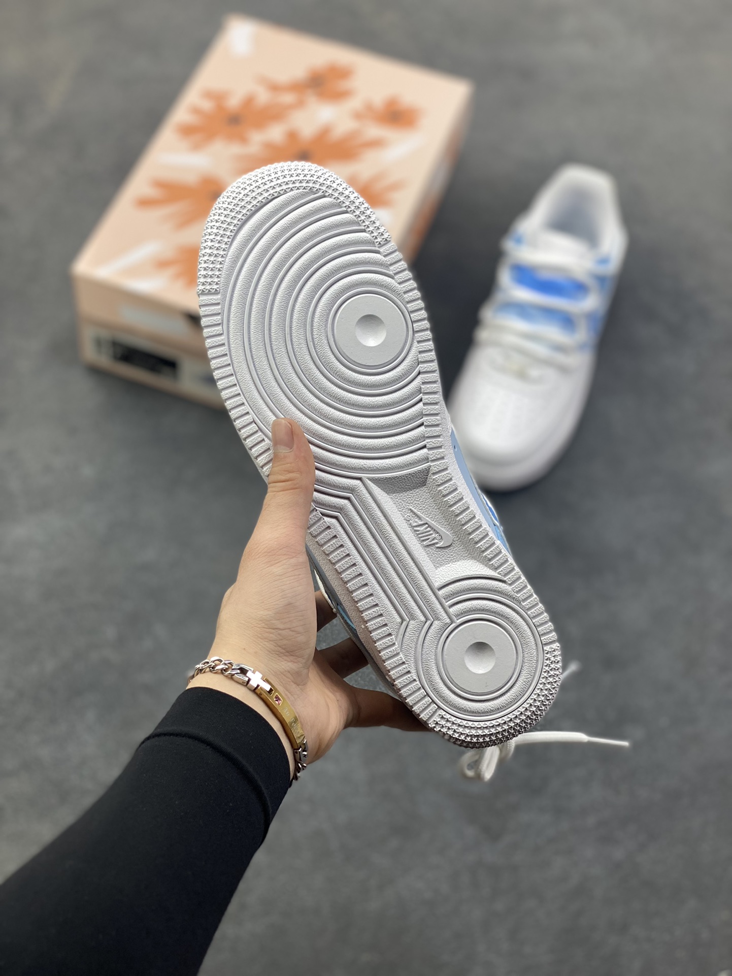 图片[5]-订制空军一号板鞋 该定制版球鞋选用原鞋款为Nike Air Force 1‘07空军一号，主色调是白+浅蓝，鞋身主体为白色皮革，鞋侧Swoosh、鞋帮及鞋带采用渐变浅蓝，清新柔和，自带“海盐/奶蓝”的氛围感！ 货号：CD2288-951 尺码：36 36.5 37.5 38 38.5 39 40 40.5 41 42 42.5 43 44 44.5 45-选品中心