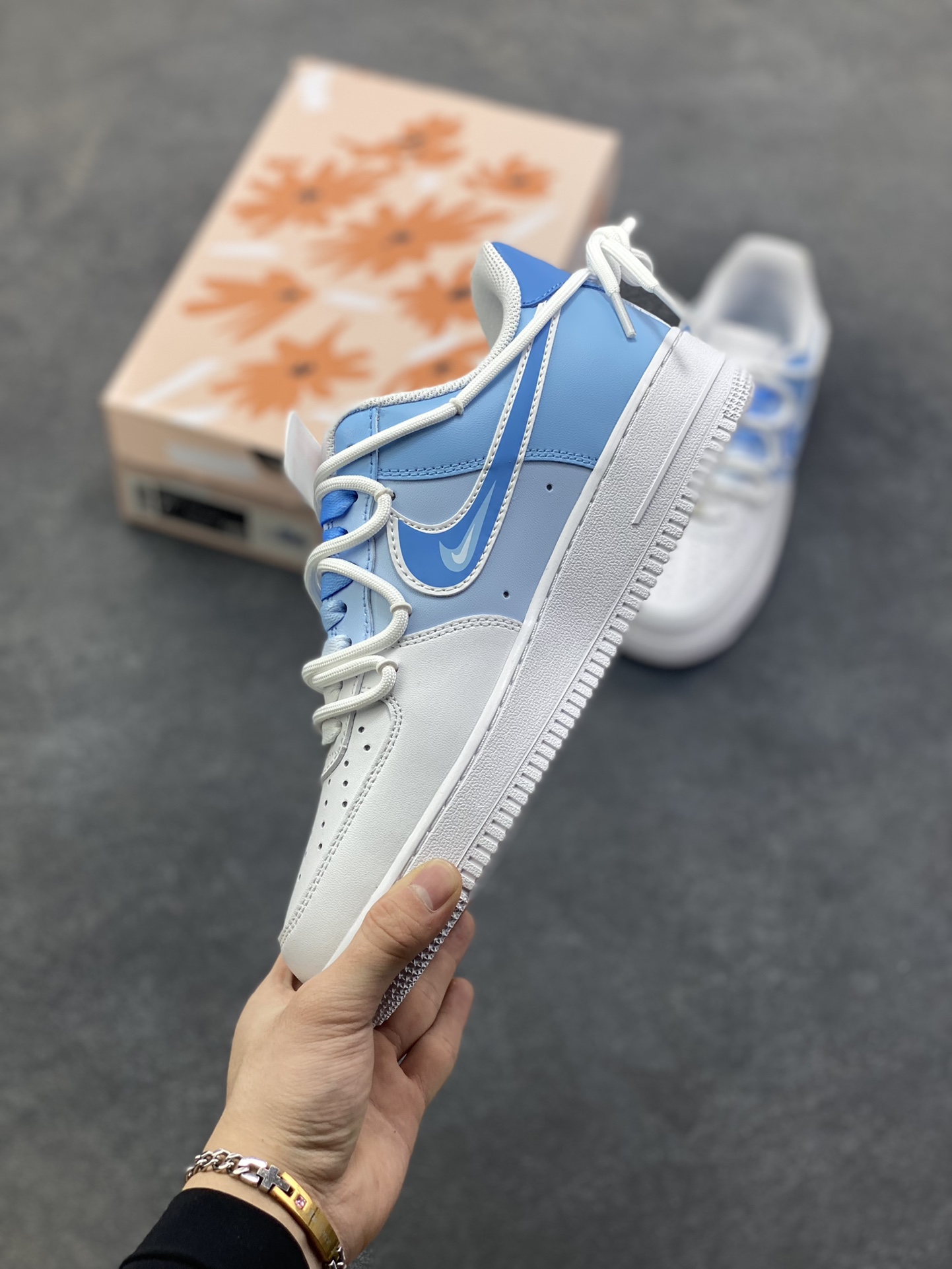 图片[3]-订制空军一号板鞋 该定制版球鞋选用原鞋款为Nike Air Force 1‘07空军一号，主色调是白+浅蓝，鞋身主体为白色皮革，鞋侧Swoosh、鞋帮及鞋带采用渐变浅蓝，清新柔和，自带“海盐/奶蓝”的氛围感！ 货号：CD2288-951 尺码：36 36.5 37.5 38 38.5 39 40 40.5 41 42 42.5 43 44 44.5 45-选品中心