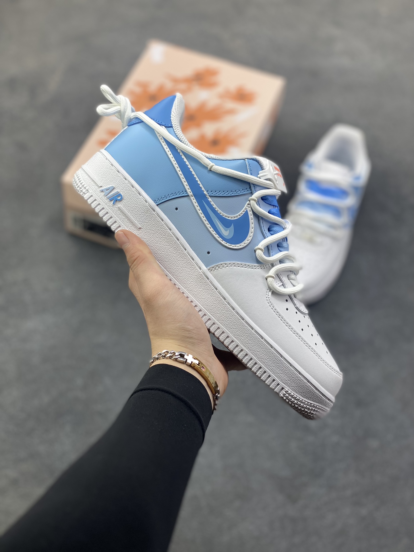 订制空军一号板鞋 该定制版球鞋选用原鞋款为Nike Air Force 1‘07空军一号，主色调是白+浅蓝，鞋身主体为白色皮革，鞋侧Swoosh、鞋帮及鞋带采用渐变浅蓝，清新柔和，自带“海盐/奶蓝”的氛围感！ 货号：CD2288-951 尺码：36 36.5 37.5 38 38.5 39 40 40.5 41 42 42.5 43 44 44.5 45-选品中心