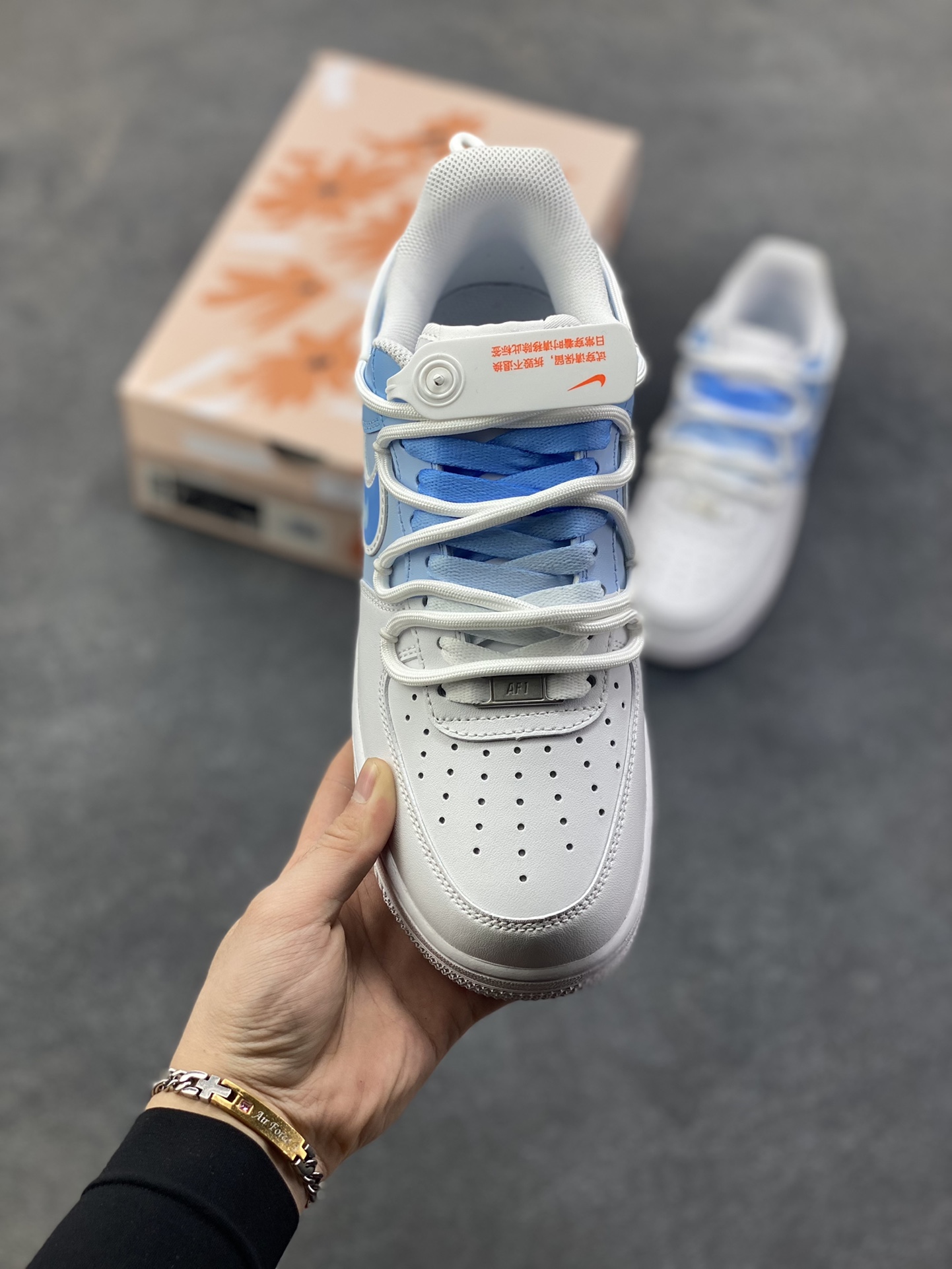 图片[2]-订制空军一号板鞋 该定制版球鞋选用原鞋款为Nike Air Force 1‘07空军一号，主色调是白+浅蓝，鞋身主体为白色皮革，鞋侧Swoosh、鞋帮及鞋带采用渐变浅蓝，清新柔和，自带“海盐/奶蓝”的氛围感！ 货号：CD2288-951 尺码：36 36.5 37.5 38 38.5 39 40 40.5 41 42 42.5 43 44 44.5 45-选品中心