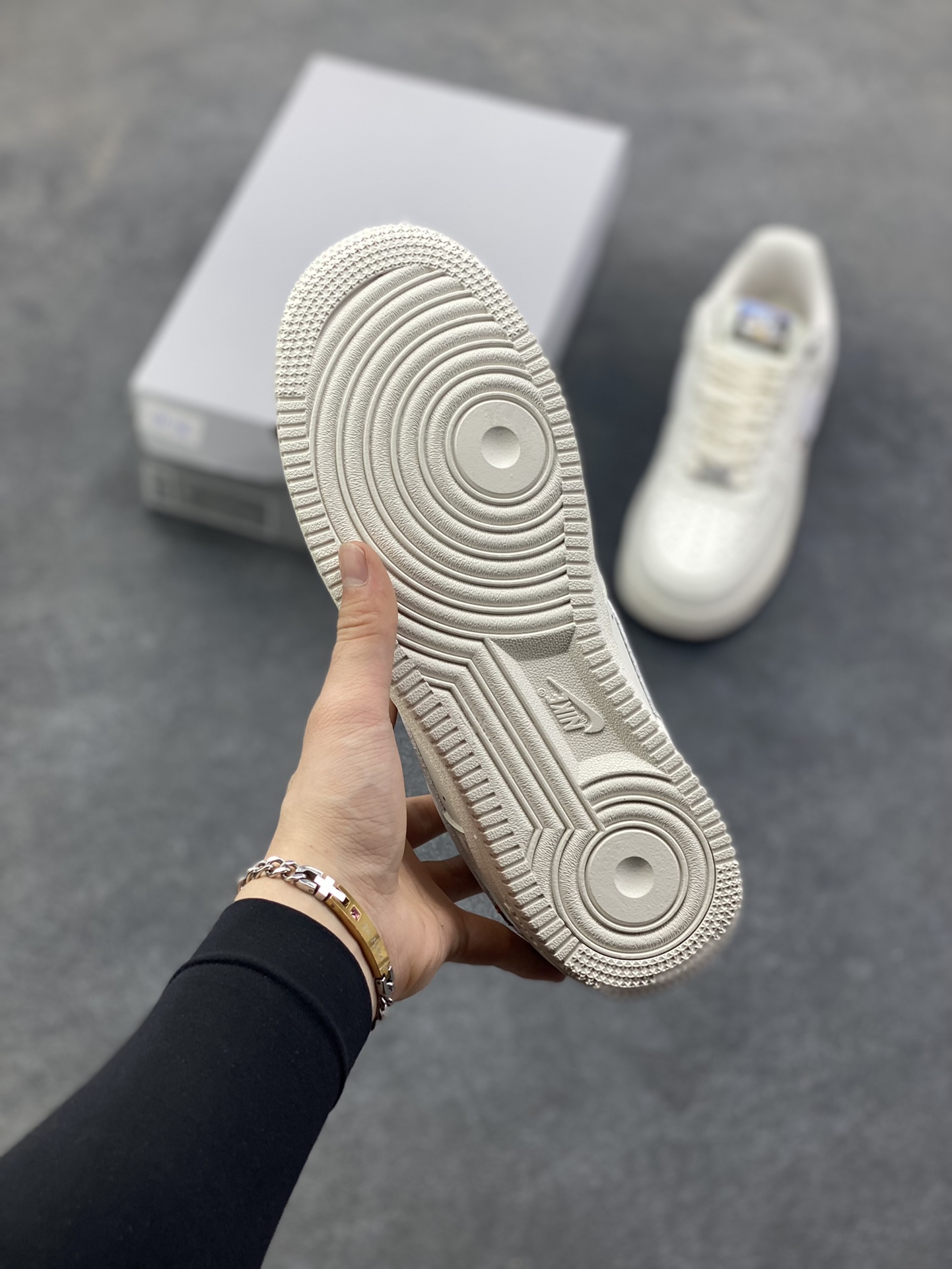 图片[5]-NIke Air Force 1 ‘07 Low 空军一号低帮 运动鞋 休闲鞋 折边针车 工艺难度大 原楦头原纸板 原装鞋盒 定制五金配件 内置全掌气垫 原厂鞋底 货号：IQ1119-011 尺码：36 36.5 37.5 38 38.5 39 40 40.5 41 42 42.5 43 44 44.5 45-选品中心