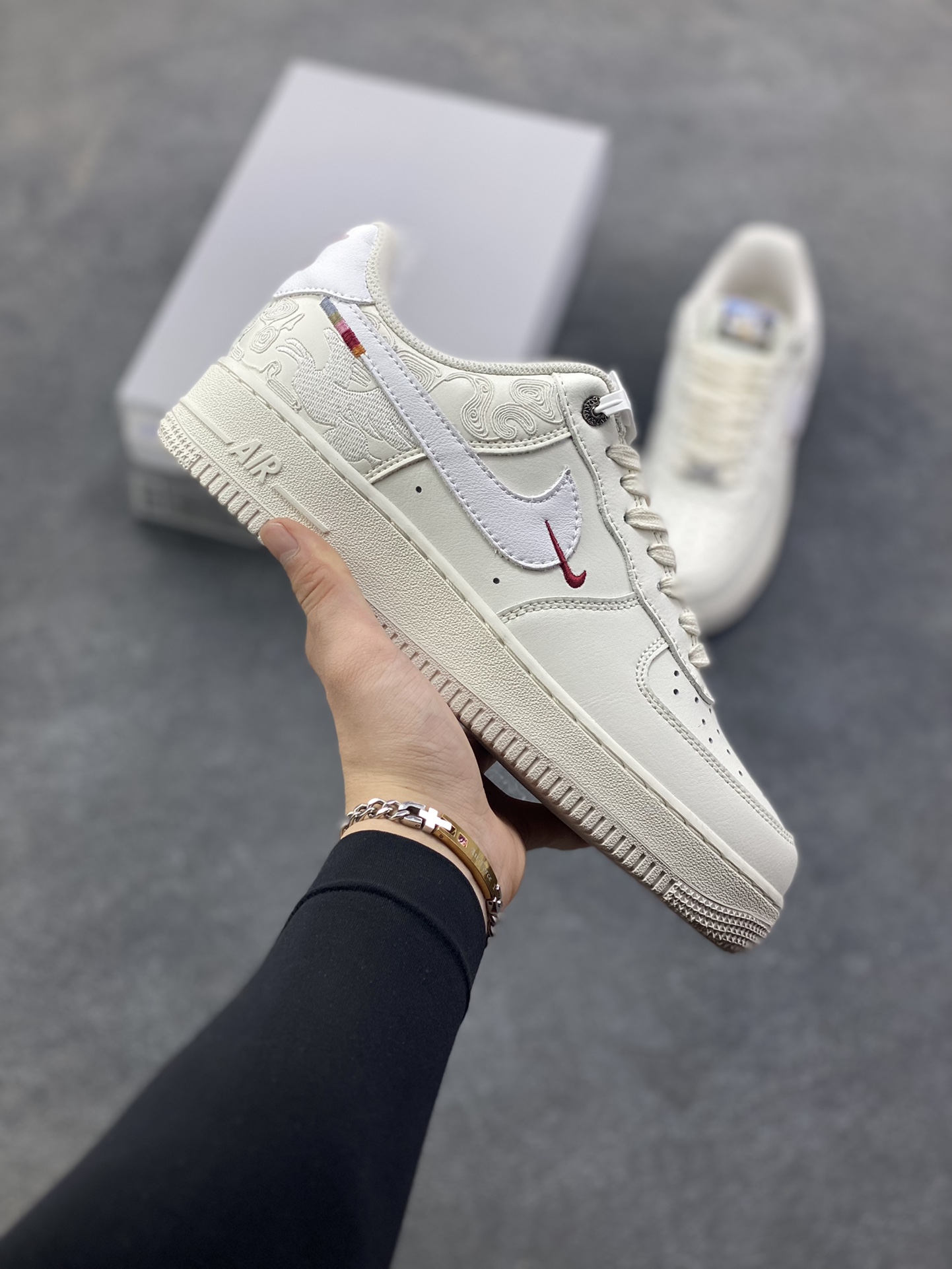 NIke Air Force 1 ‘07 Low 空军一号低帮 运动鞋 休闲鞋 折边针车 工艺难度大 原楦头原纸板 原装鞋盒 定制五金配件 内置全掌气垫 原厂鞋底 货号：IQ1119-011 尺码：36 36.5 37.5 38 38.5 39 40 40.5 41 42 42.5 43 44 44.5 45-选品中心