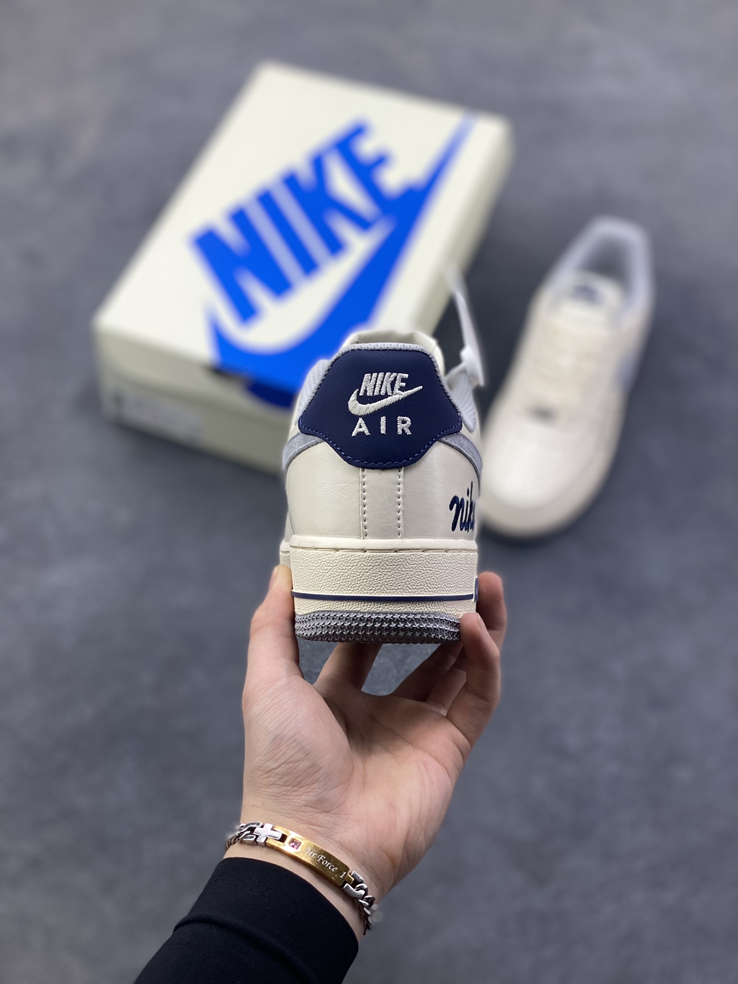 图片[4]-NIke Air Force 1 ‘07 LOW 奶白雾灰 空军一号低帮 运动鞋 休闲鞋 折边针车 工艺难度大 原楦头原纸板 高端定制鞋盒 原厂鞋底 超高清洁度 头层皮 细节完美 货号：NH0601-581 尺码：36 36.5 37.5 38 38.5 39 40 40.5 41 42 42.5 43 44 44.5 45-选品中心