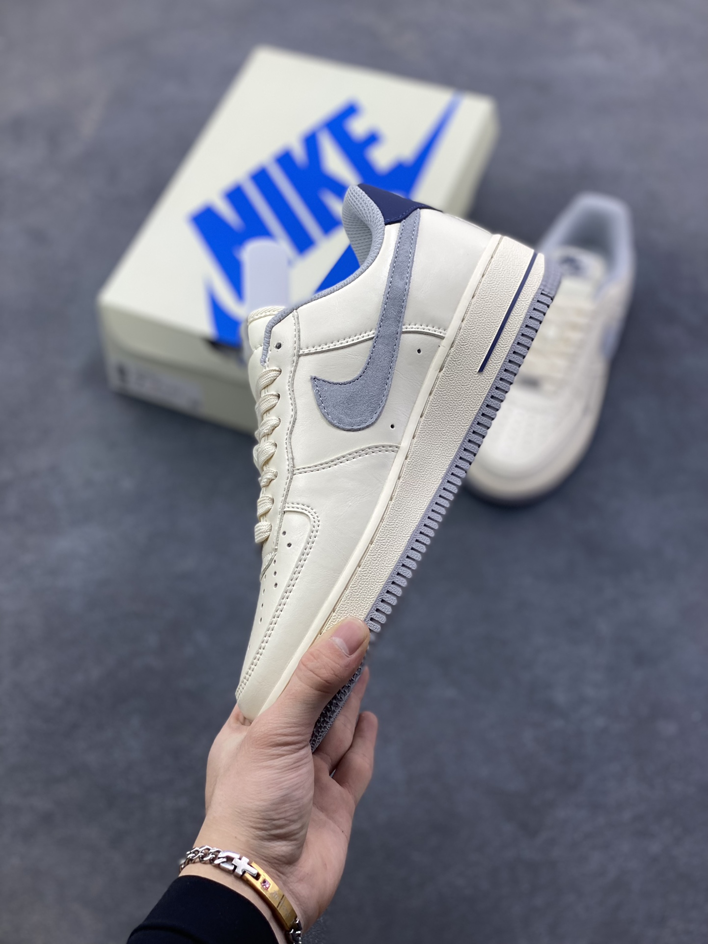 图片[3]-NIke Air Force 1 ‘07 LOW 奶白雾灰 空军一号低帮 运动鞋 休闲鞋 折边针车 工艺难度大 原楦头原纸板 高端定制鞋盒 原厂鞋底 超高清洁度 头层皮 细节完美 货号：NH0601-581 尺码：36 36.5 37.5 38 38.5 39 40 40.5 41 42 42.5 43 44 44.5 45-选品中心