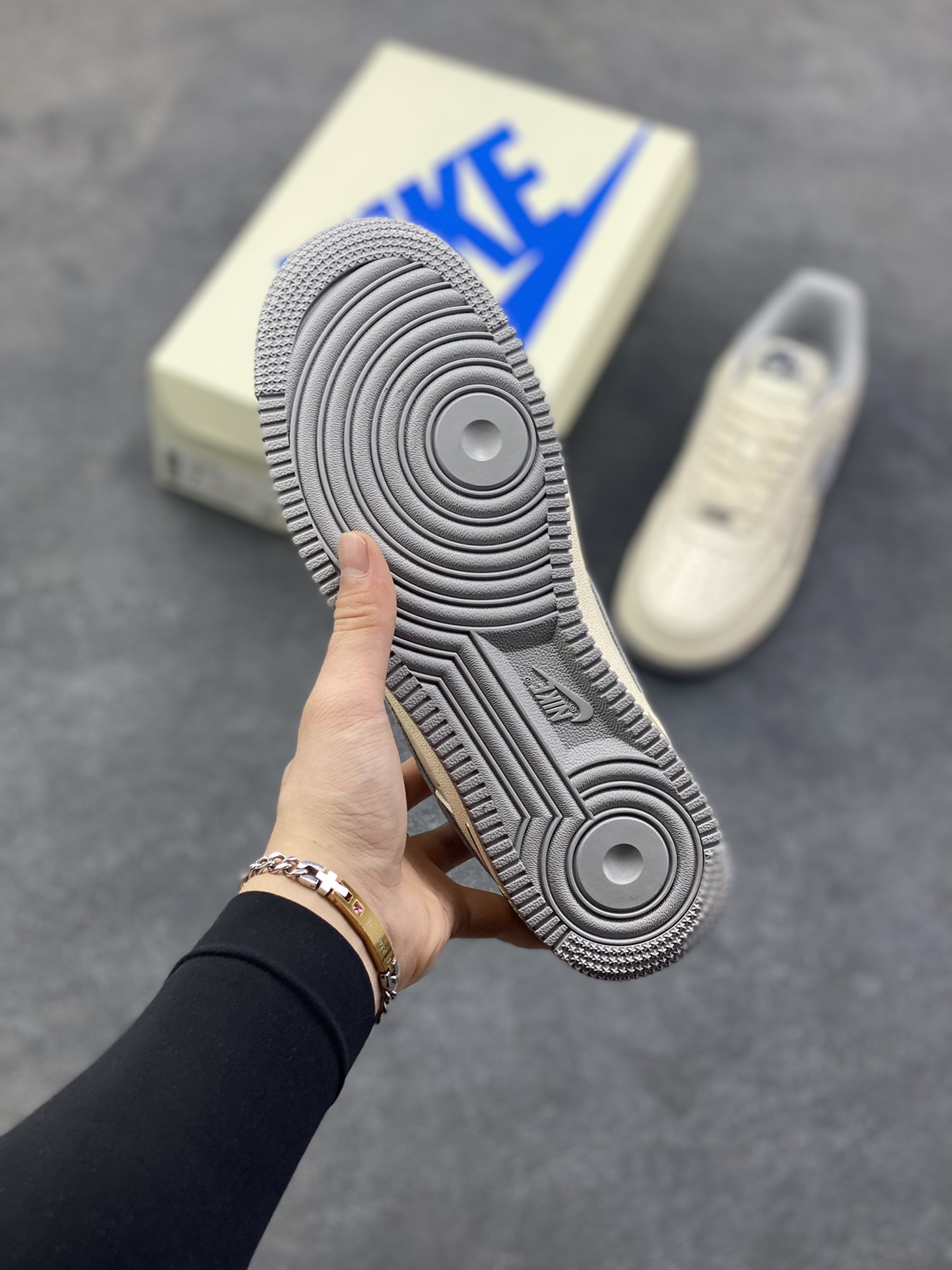 图片[5]-NIke Air Force 1 ‘07 LOW 奶白雾灰 空军一号低帮 运动鞋 休闲鞋 折边针车 工艺难度大 原楦头原纸板 高端定制鞋盒 原厂鞋底 超高清洁度 头层皮 细节完美 货号：NH0601-581 尺码：36 36.5 37.5 38 38.5 39 40 40.5 41 42 42.5 43 44 44.5 45-选品中心