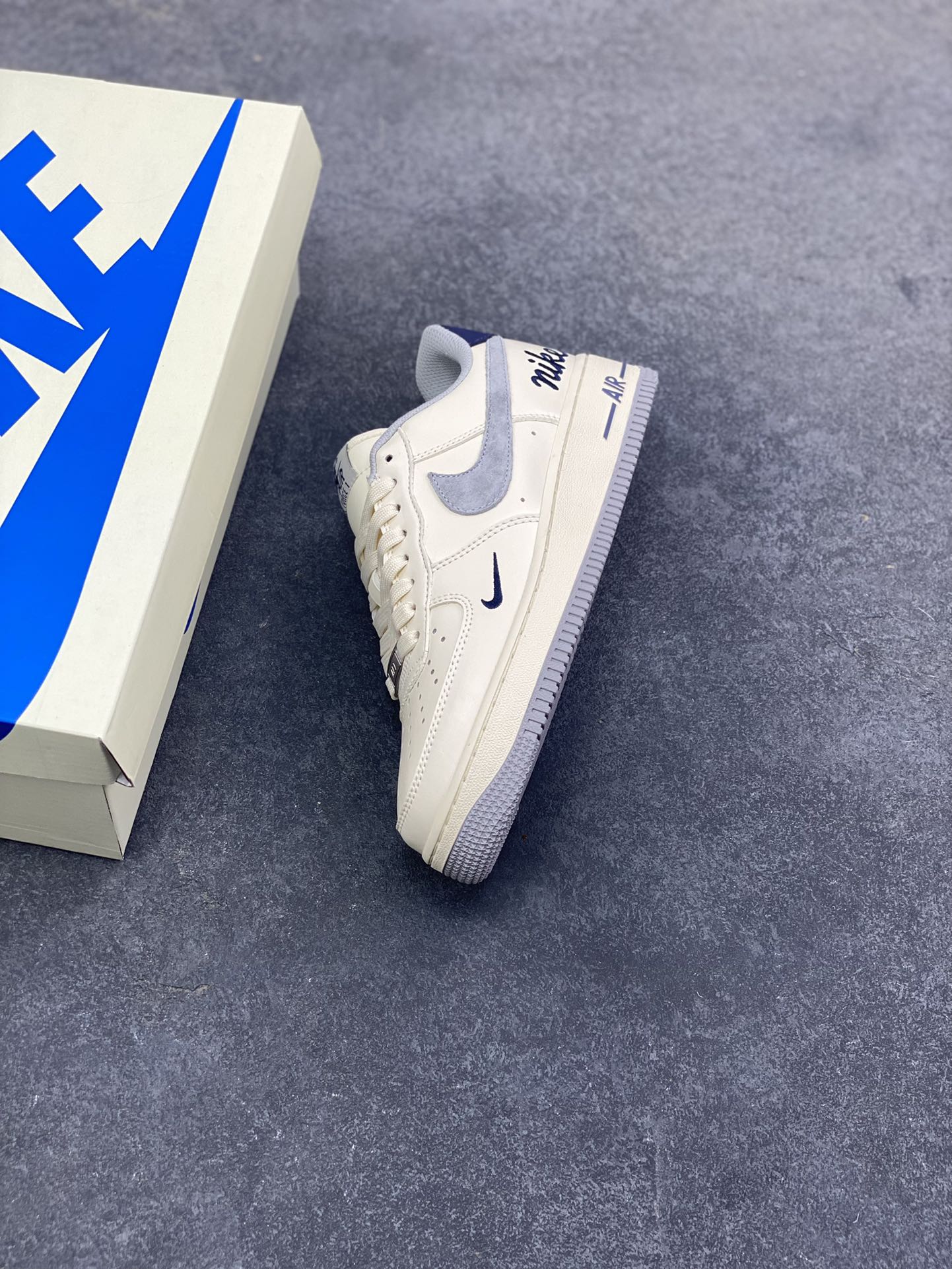 图片[7]-NIke Air Force 1 ‘07 LOW 奶白雾灰 空军一号低帮 运动鞋 休闲鞋 折边针车 工艺难度大 原楦头原纸板 高端定制鞋盒 原厂鞋底 超高清洁度 头层皮 细节完美 货号：NH0601-581 尺码：36 36.5 37.5 38 38.5 39 40 40.5 41 42 42.5 43 44 44.5 45-选品中心