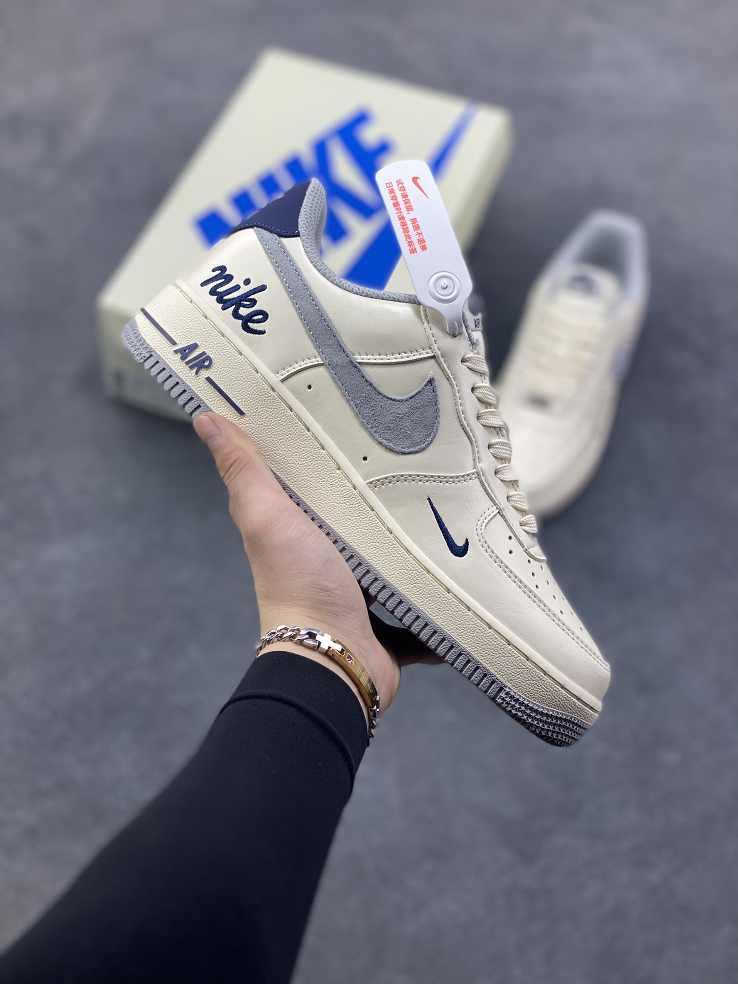 NIke Air Force 1 ‘07 LOW 奶白雾灰 空军一号低帮 运动鞋 休闲鞋 折边针车 工艺难度大 原楦头原纸板 高端定制鞋盒 原厂鞋底 超高清洁度 头层皮 细节完美 货号：NH0601-581 尺码：36 36.5 37.5 38 38.5 39 40 40.5 41 42 42.5 43 44 44.5 45-选品中心