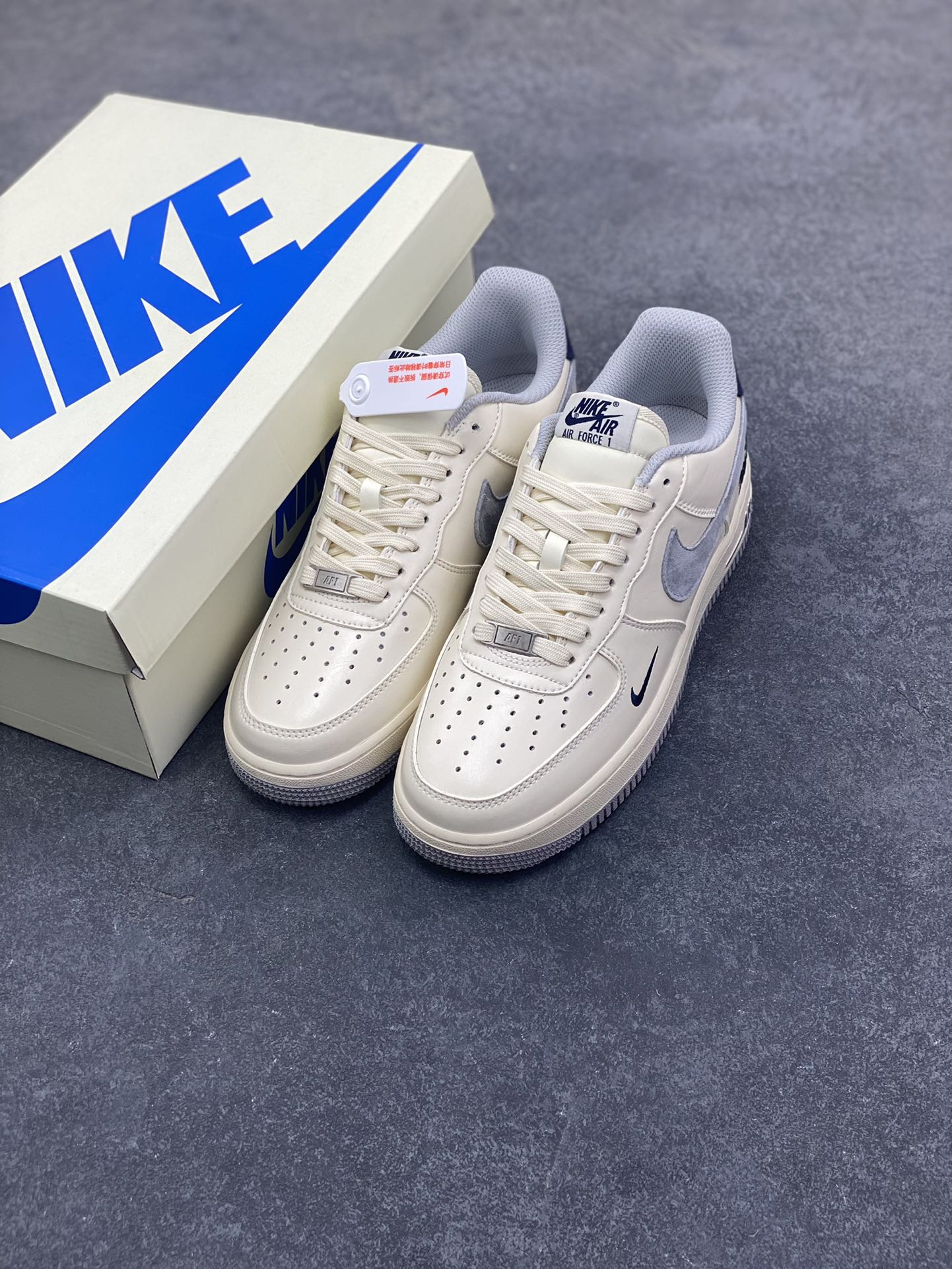 图片[8]-NIke Air Force 1 ‘07 LOW 奶白雾灰 空军一号低帮 运动鞋 休闲鞋 折边针车 工艺难度大 原楦头原纸板 高端定制鞋盒 原厂鞋底 超高清洁度 头层皮 细节完美 货号：NH0601-581 尺码：36 36.5 37.5 38 38.5 39 40 40.5 41 42 42.5 43 44 44.5 45-选品中心