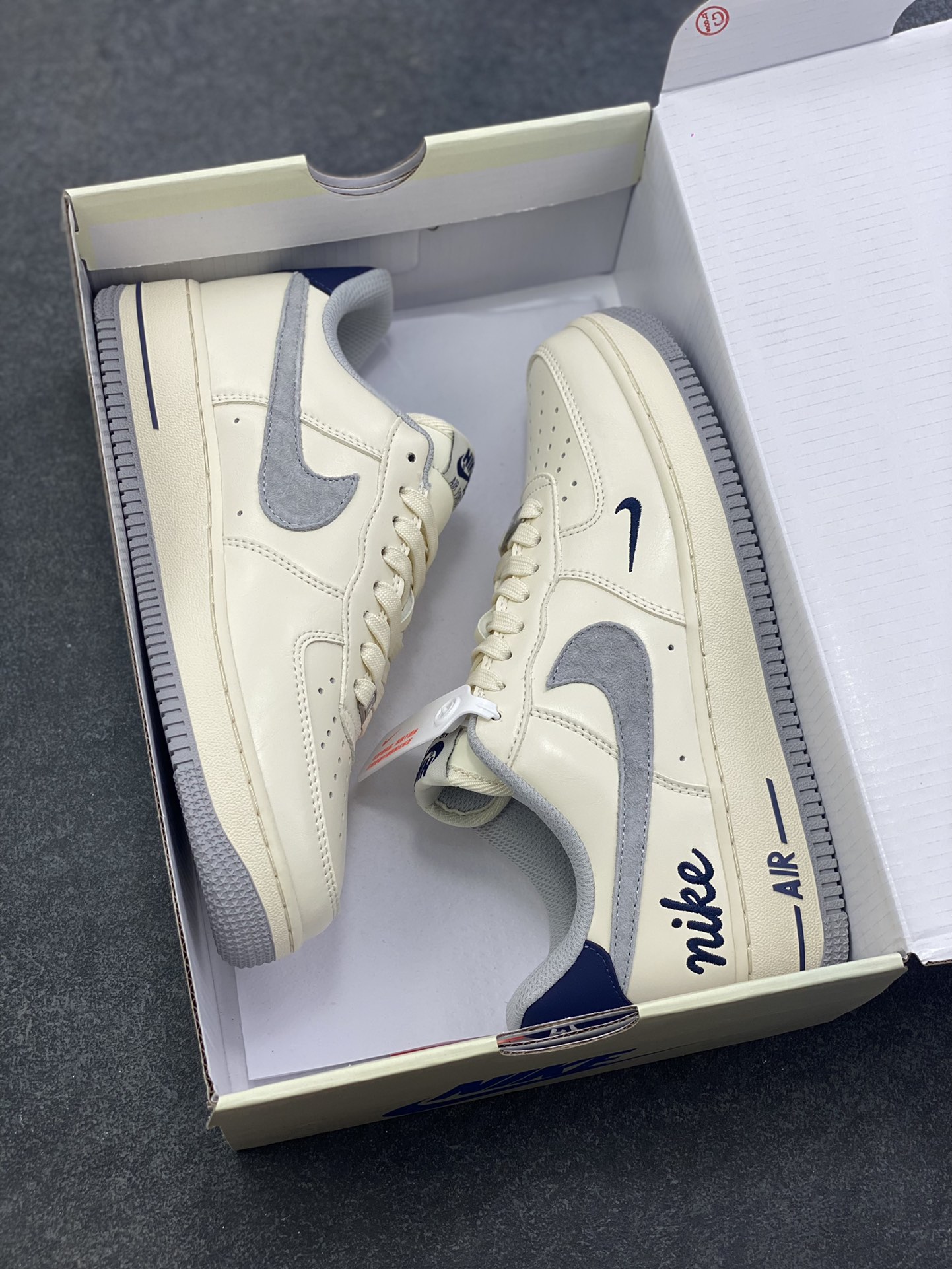 图片[9]-NIke Air Force 1 ‘07 LOW 奶白雾灰 空军一号低帮 运动鞋 休闲鞋 折边针车 工艺难度大 原楦头原纸板 高端定制鞋盒 原厂鞋底 超高清洁度 头层皮 细节完美 货号：NH0601-581 尺码：36 36.5 37.5 38 38.5 39 40 40.5 41 42 42.5 43 44 44.5 45-选品中心