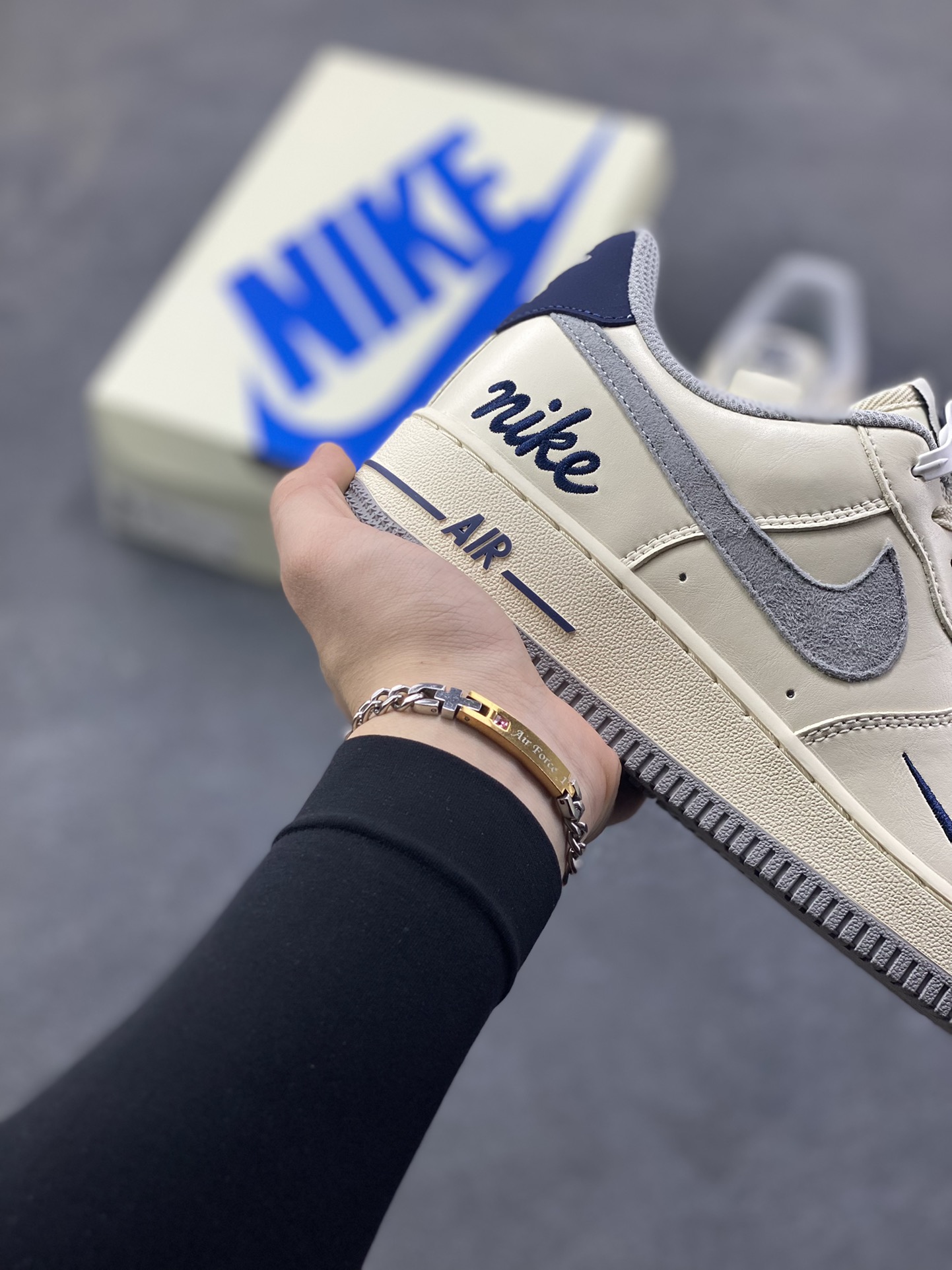 图片[6]-NIke Air Force 1 ‘07 LOW 奶白雾灰 空军一号低帮 运动鞋 休闲鞋 折边针车 工艺难度大 原楦头原纸板 高端定制鞋盒 原厂鞋底 超高清洁度 头层皮 细节完美 货号：NH0601-581 尺码：36 36.5 37.5 38 38.5 39 40 40.5 41 42 42.5 43 44 44.5 45-选品中心