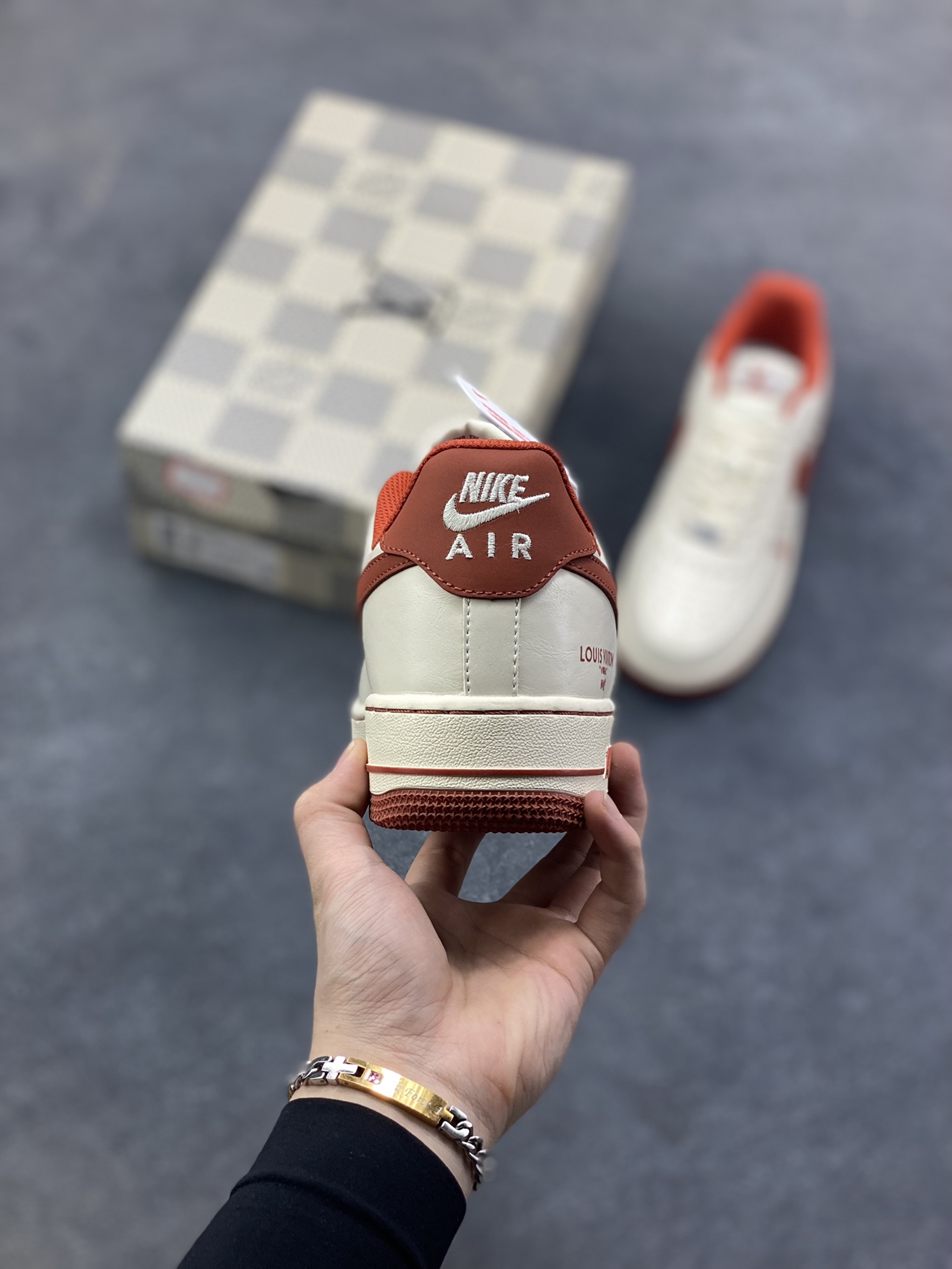 图片[4]-NIke Air Force 1 ‘07 Low “LV联名—枫红雅白” 空军一号低帮 运动鞋 休闲鞋 折边针车 工艺难度大 原楦头原纸板 高端定制鞋盒 原厂鞋底 超高清洁度 细节完美 货号：NH0601-588 尺码：36 36.5 37.5 38 38.5 39 40 40.5 41 42 42.5 43 44 44.5 45-选品中心