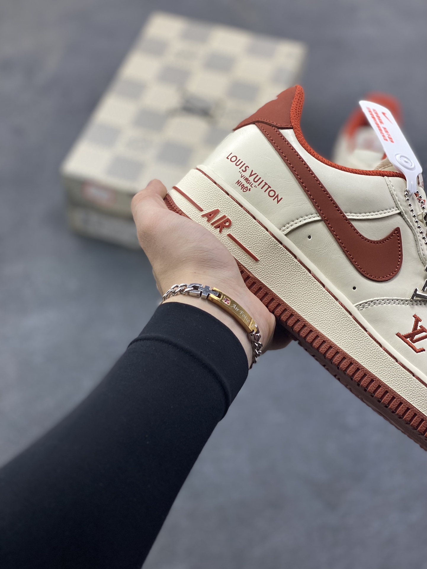 图片[6]-NIke Air Force 1 ‘07 Low “LV联名—枫红雅白” 空军一号低帮 运动鞋 休闲鞋 折边针车 工艺难度大 原楦头原纸板 高端定制鞋盒 原厂鞋底 超高清洁度 细节完美 货号：NH0601-588 尺码：36 36.5 37.5 38 38.5 39 40 40.5 41 42 42.5 43 44 44.5 45-选品中心