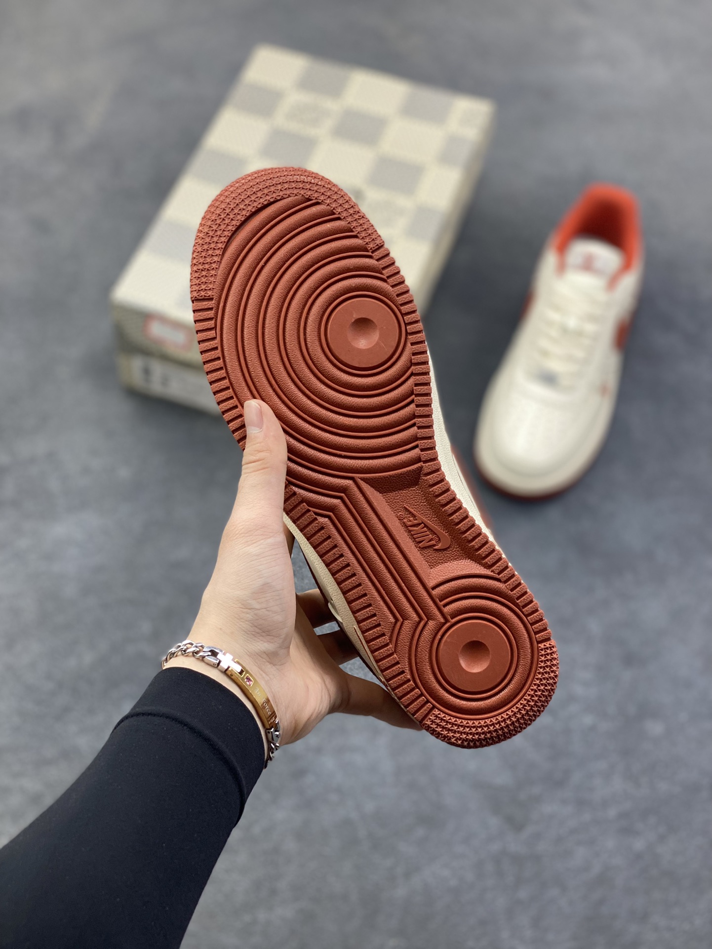 图片[5]-NIke Air Force 1 ‘07 Low “LV联名—枫红雅白” 空军一号低帮 运动鞋 休闲鞋 折边针车 工艺难度大 原楦头原纸板 高端定制鞋盒 原厂鞋底 超高清洁度 细节完美 货号：NH0601-588 尺码：36 36.5 37.5 38 38.5 39 40 40.5 41 42 42.5 43 44 44.5 45-选品中心
