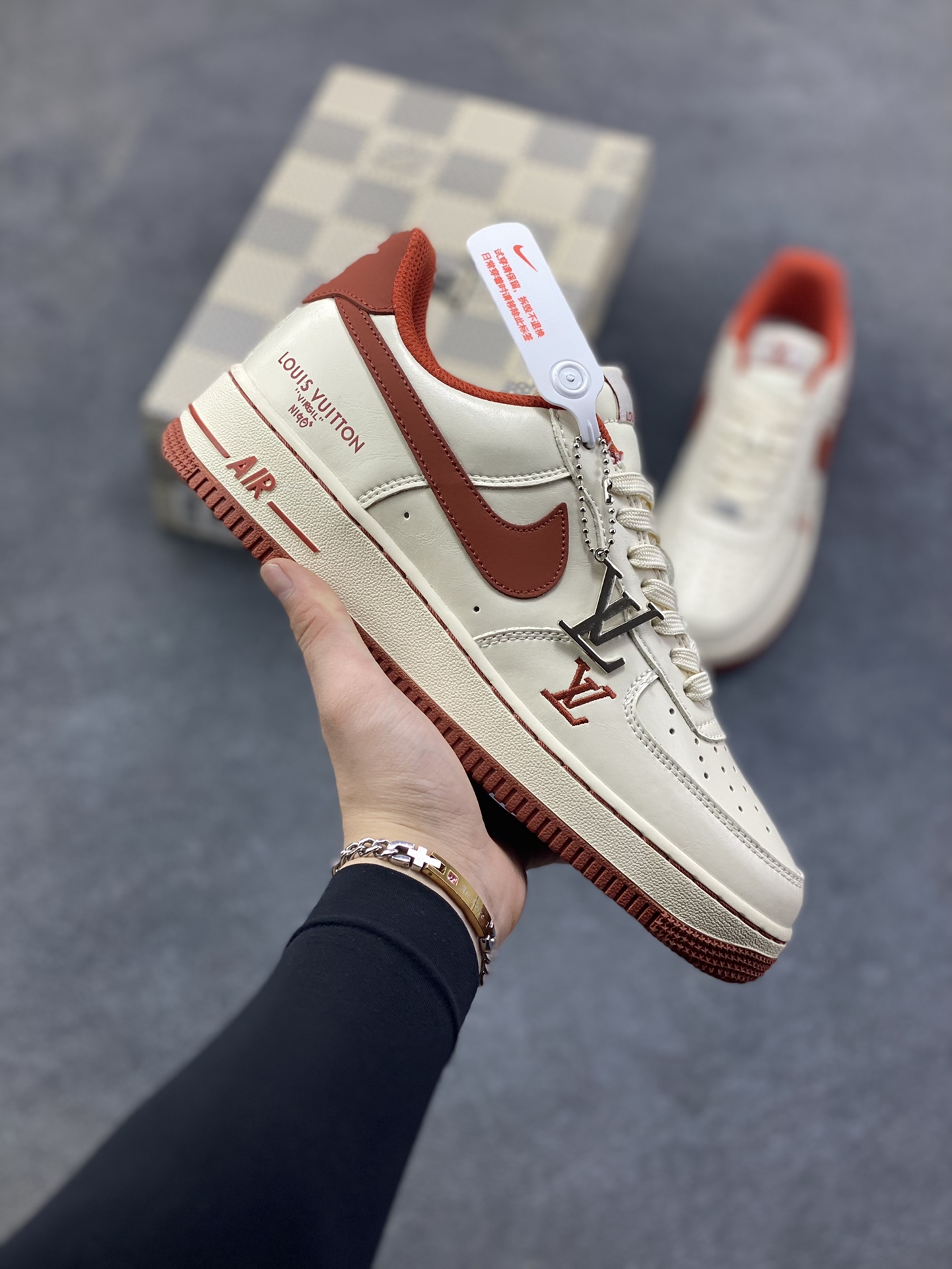 NIke Air Force 1 ‘07 Low “LV联名—枫红雅白” 空军一号低帮 运动鞋 休闲鞋 折边针车 工艺难度大 原楦头原纸板 高端定制鞋盒 原厂鞋底 超高清洁度 细节完美 货号：NH0601-588 尺码：36 36.5 37.5 38 38.5 39 40 40.5 41 42 42.5 43 44 44.5 45-选品中心