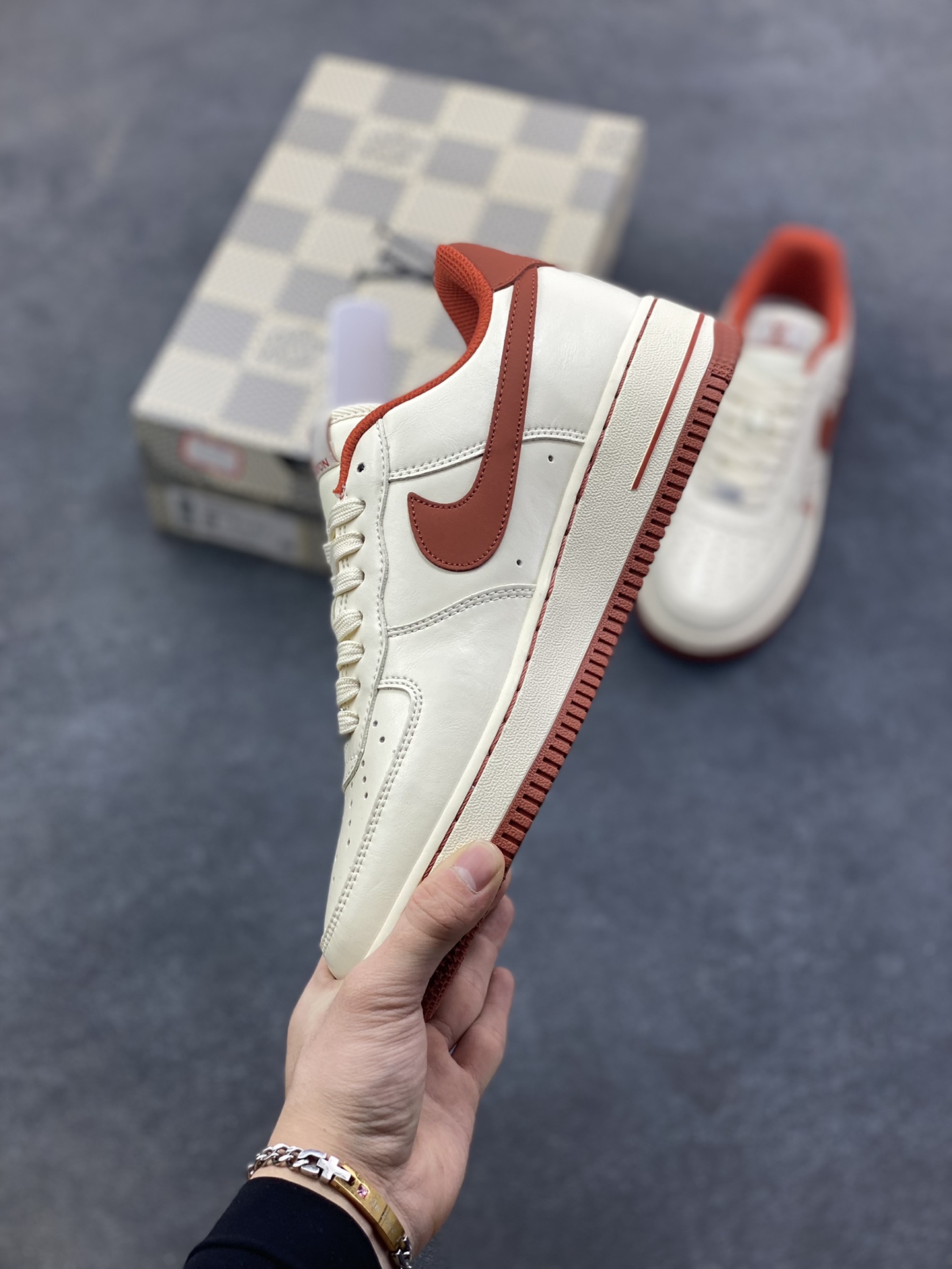 图片[3]-NIke Air Force 1 ‘07 Low “LV联名—枫红雅白” 空军一号低帮 运动鞋 休闲鞋 折边针车 工艺难度大 原楦头原纸板 高端定制鞋盒 原厂鞋底 超高清洁度 细节完美 货号：NH0601-588 尺码：36 36.5 37.5 38 38.5 39 40 40.5 41 42 42.5 43 44 44.5 45-选品中心
