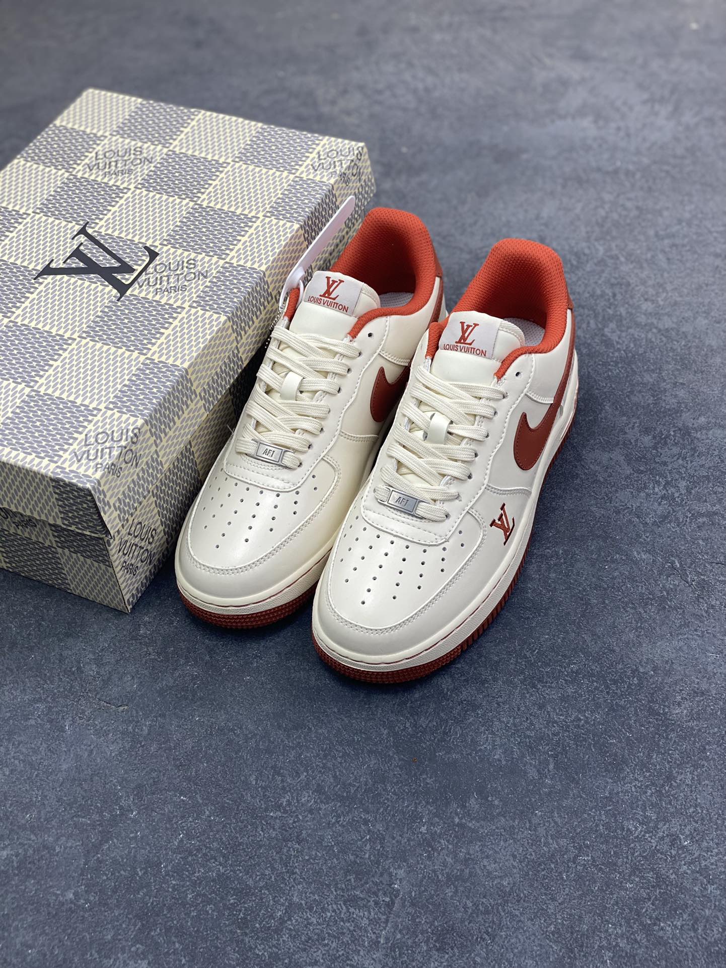 图片[8]-NIke Air Force 1 ‘07 Low “LV联名—枫红雅白” 空军一号低帮 运动鞋 休闲鞋 折边针车 工艺难度大 原楦头原纸板 高端定制鞋盒 原厂鞋底 超高清洁度 细节完美 货号：NH0601-588 尺码：36 36.5 37.5 38 38.5 39 40 40.5 41 42 42.5 43 44 44.5 45-选品中心
