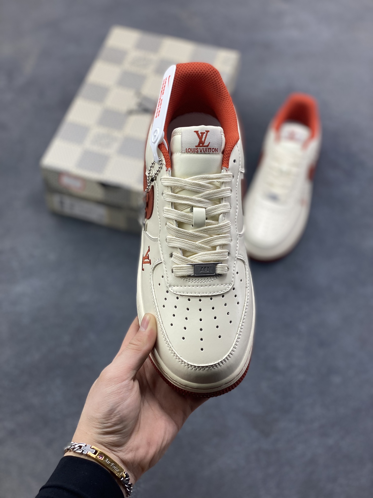图片[2]-NIke Air Force 1 ‘07 Low “LV联名—枫红雅白” 空军一号低帮 运动鞋 休闲鞋 折边针车 工艺难度大 原楦头原纸板 高端定制鞋盒 原厂鞋底 超高清洁度 细节完美 货号：NH0601-588 尺码：36 36.5 37.5 38 38.5 39 40 40.5 41 42 42.5 43 44 44.5 45-选品中心