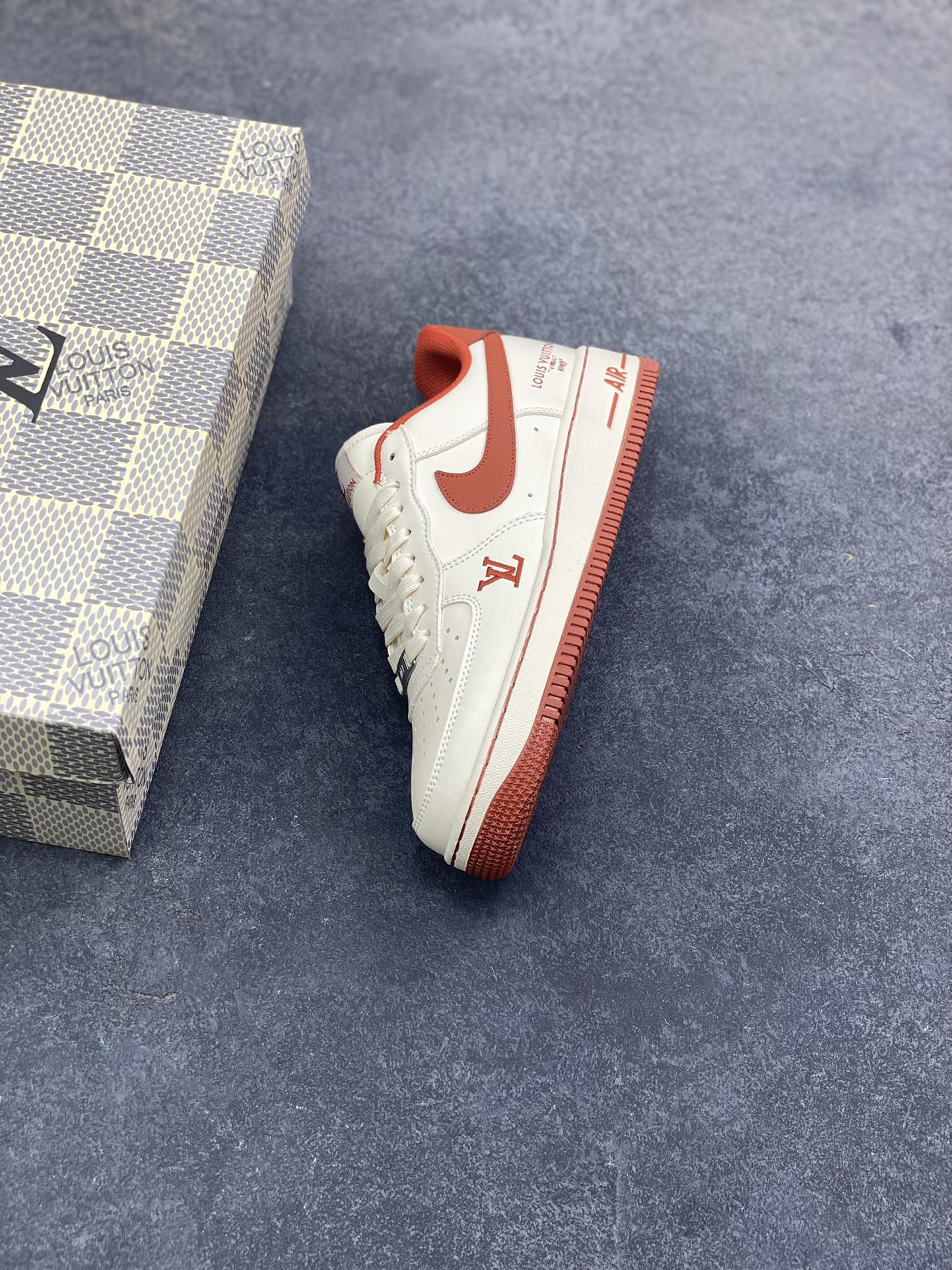 图片[7]-NIke Air Force 1 ‘07 Low “LV联名—枫红雅白” 空军一号低帮 运动鞋 休闲鞋 折边针车 工艺难度大 原楦头原纸板 高端定制鞋盒 原厂鞋底 超高清洁度 细节完美 货号：NH0601-588 尺码：36 36.5 37.5 38 38.5 39 40 40.5 41 42 42.5 43 44 44.5 45-选品中心