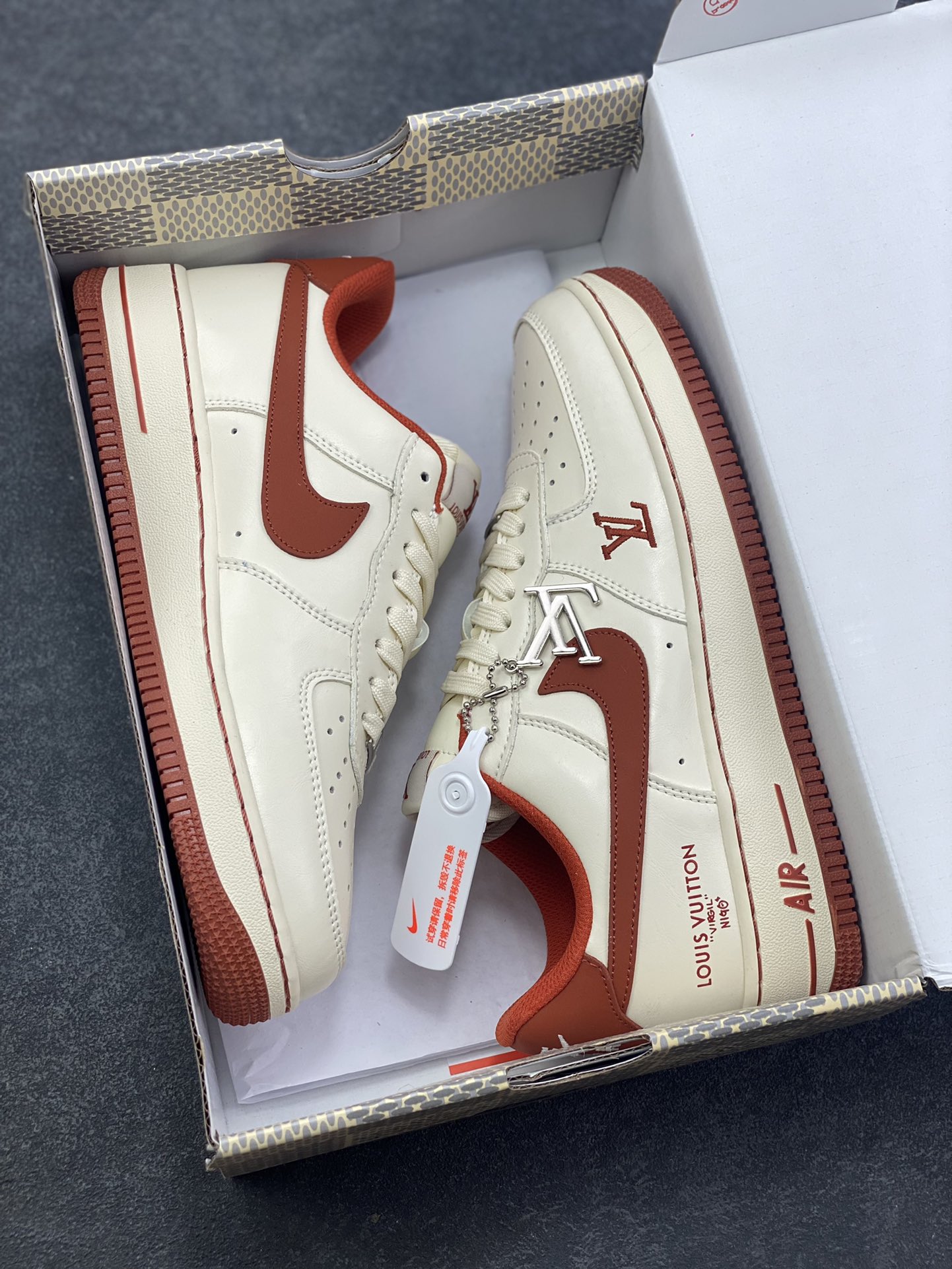 图片[9]-NIke Air Force 1 ‘07 Low “LV联名—枫红雅白” 空军一号低帮 运动鞋 休闲鞋 折边针车 工艺难度大 原楦头原纸板 高端定制鞋盒 原厂鞋底 超高清洁度 细节完美 货号：NH0601-588 尺码：36 36.5 37.5 38 38.5 39 40 40.5 41 42 42.5 43 44 44.5 45-选品中心