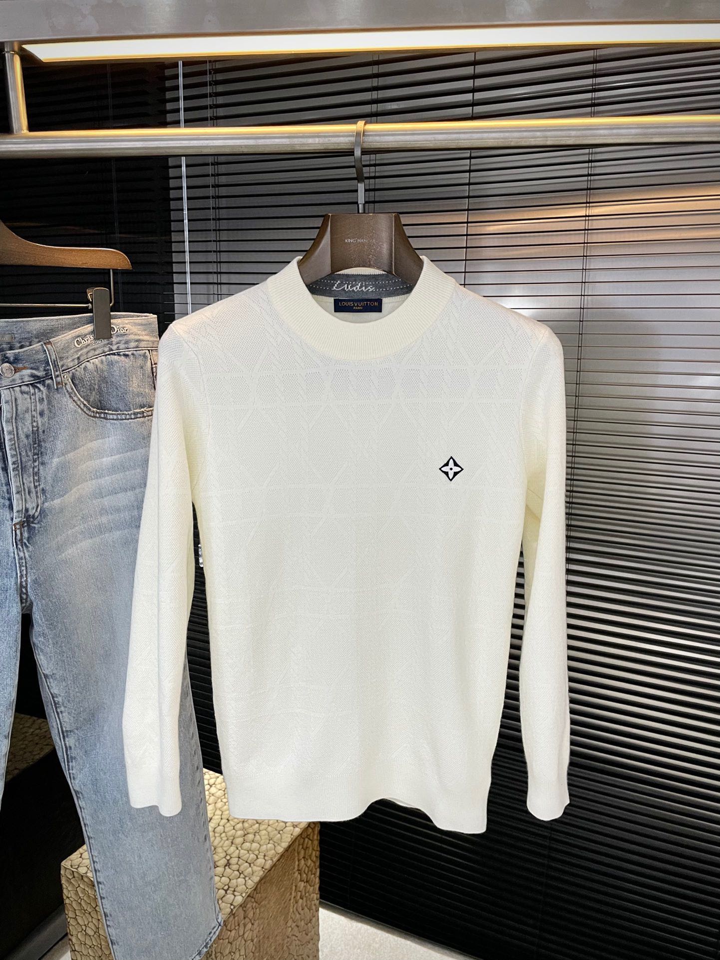 NO:650822,P LOUIS VU (Louis) 2025 autumn and winter new sweaters. This year’s latest fabric is imported first-class Tencel wool fabric. It is simple, elegant and easy to match. The matching is personalized and fashionable, which means you don’t have to think for too long about what to wear when you wake up in the morning. Simple and casual can never go wrong. Wear it with multiple layers and it is full of fashion!  Size M to XXXL,,louis vuitton,louis vuitton,sweaters,alexander wang19860909P  LOUIS VU（路易）2025秋冬季新品毛衣,今年最新面料采用进口一等品天丝羊毛面料,简单大方易搭配 搭配个性时尚,就是你早上起来不用思考太久要穿什么.而简单休闲永远不会出错.穿出多层次感潮犯十足！尺码 M一XXXL,,louis vuitton,louis vuitton,sweaters,alexander wang,Men's clothing