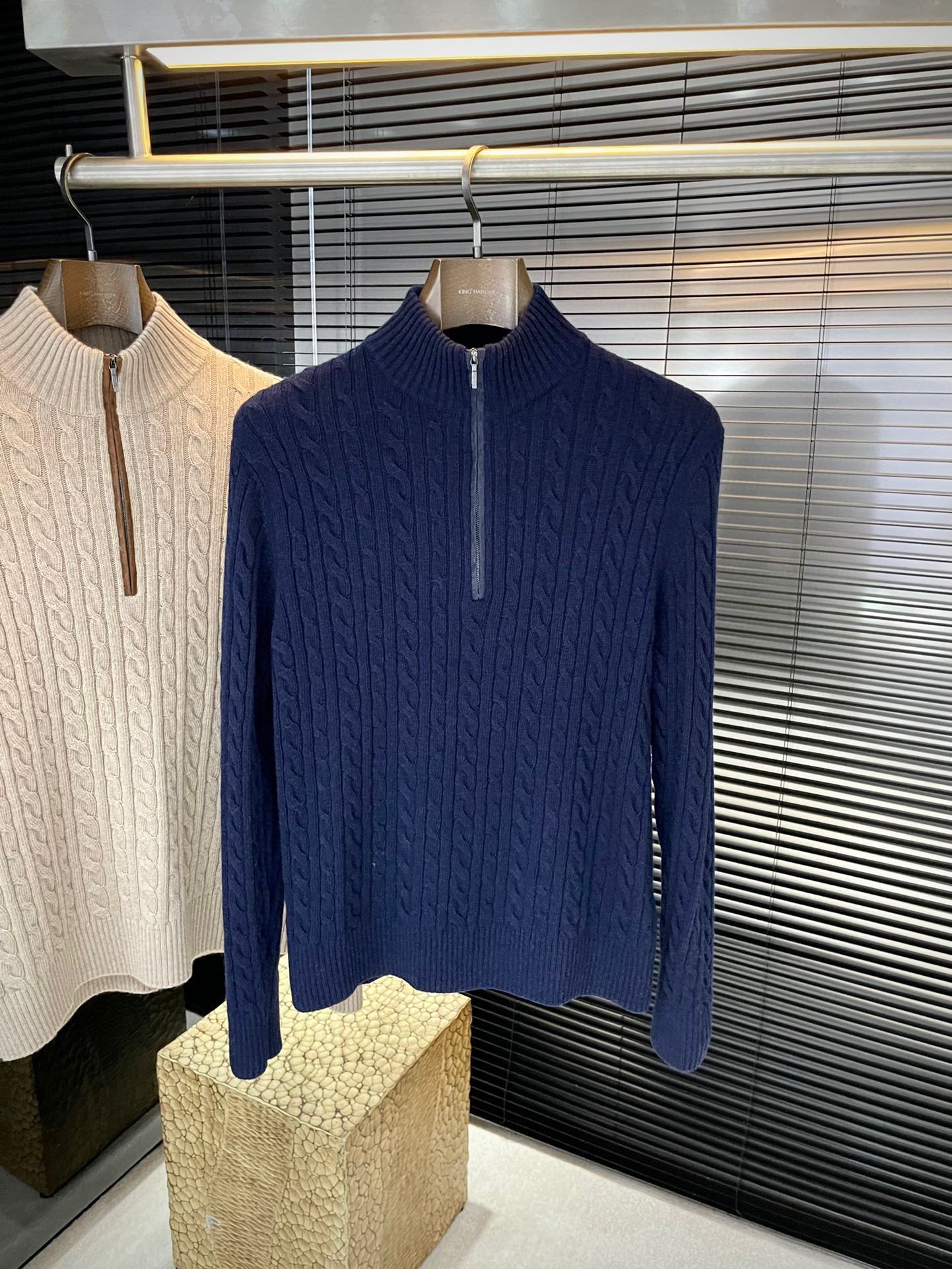 NO:650839,P LP (Nuoyou Panya) 2025 autumn and winter new woolen sweater. This year’s latest fabric is imported first-class fine wool fabric. It is simple, elegant and easy to match. The matching is personalized and fashionable, which means you don’t have to think for too long about what to wear when you wake up in the morning. And simplicity will never go wrong. Wear it with multiple layers and you will be very fashionable!  Size 48-56,,loro piana,sweaters,alexander wang19860909P  LP（诺悠翩雅）2025秋冬季新品羊毛衣,今年最新面料采用进口一等品晴羊毛面料,简单大方易搭配 搭配个性时尚,就是你早上起来不用思考太久要穿什么.而简单永远不会出错.穿出多层次感潮犯十足！尺码 48-56,,loro piana,sweaters,alexander wang,Men's clothing