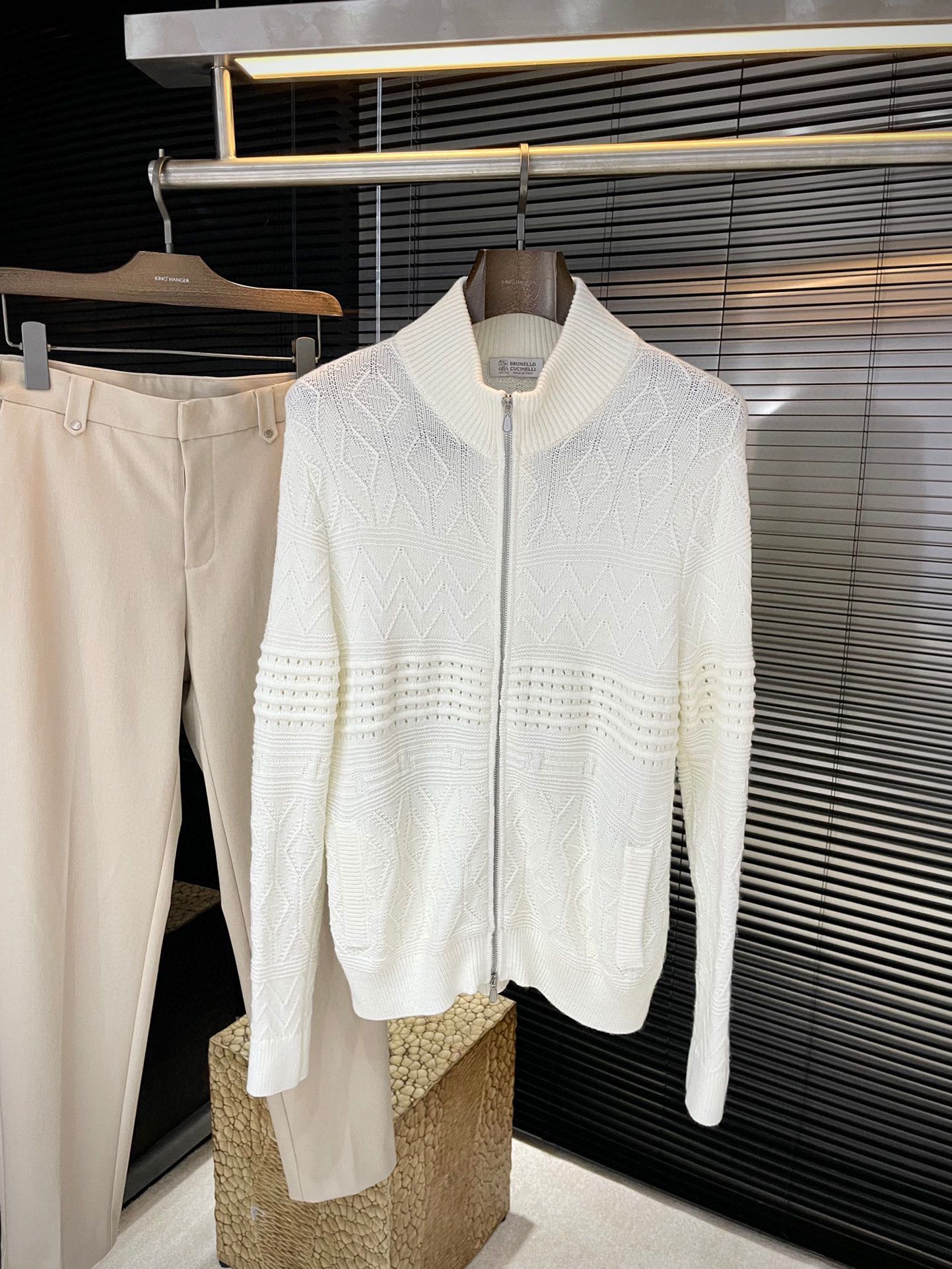 NO:648517,P BC's new autumn and winter woolen sweaters. This year's latest fabrics are imported first-class 70 wool and 30 acrylic fabrics. They are simple, elegant and easy to match. The combination is personalized and fashionable, which means you don't have to think about what to wear for too long when you wake up in the morning. And simplicity can never go wrong. Wear it with multiple layers and it is full of fashion!  Size 48-56,,sweaters,alexander wang19860909P  BC 秋冬季新品羊毛衣,今年最新面料采用进口一等品70羊毛 30腈纶面料,简单大方易搭配 搭配个性时尚,就是你早上起来不用思考太久要穿什么.而简单永远不会出错.穿出多层次感潮犯十足！尺码 48-56,,sweaters,alexander wang,Men's clothing