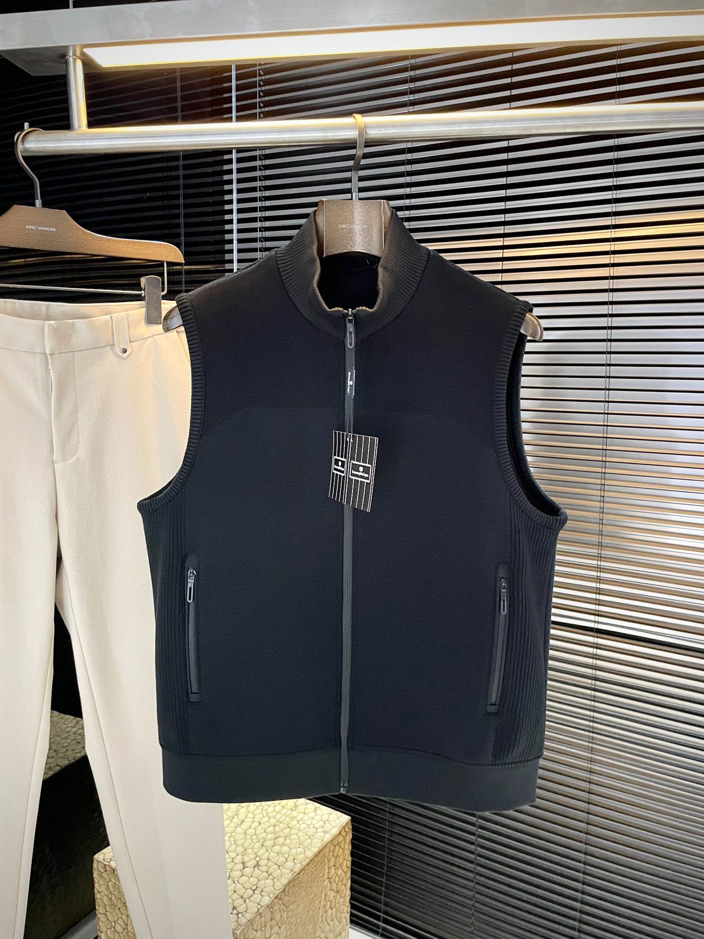 NO:648521,P Z Zegn (Emenia Ermenegildo Zegna) new autumn products, foreign trade company orders, simple style fashionable vest, imported original high-quality lyocell fabric, the sag and gloss are definitely refreshing, more youthful and energetic, the turning lines are neat and smooth, all hardware accessories are supplied by customers, with top accessories. At first glance, it is high-end fabrics. This fabric is custom-woven. There is nothing picky about it outside. This kind of vest is for regular wear and is very practical. Size  M-3XL,,zegna,alexander wang19860909P  Z Zegn（杰尼亚）秋季新品 外贸公司订单 简约风格时尚马甲 进口原版高品质莱赛尔面料,垂度和光泽绝对是提气,更显青春活力,车工走线整齐平整,所有五金附料都是客供带顶级配件 一看就是高档的面料 这种面料都是定织的 外面根本就没有 无任何有挑剔的地方 这样的一件马甲属于常备常穿的,实用性很强.尺码 M-3XL,,zegna,alexander wang,Men's clothing