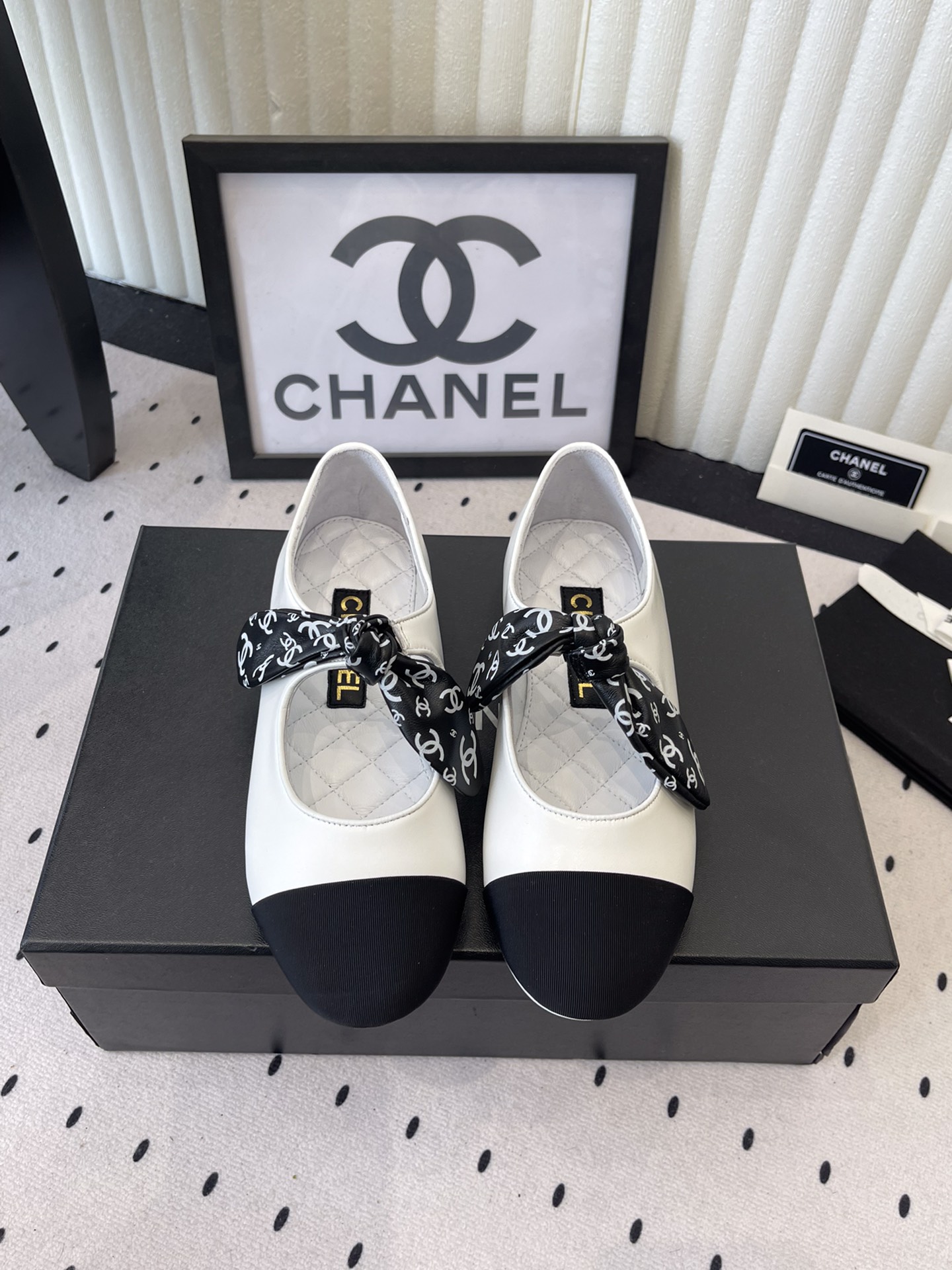 NO:647825,Chanel's new early spring Mary Jane shoes. This is probably the charm of Xiaoxiang. Although they look very cold, they have a unique feeling when paired with black stockings. The rounded lasts are not picky about the foot shape at all. Imported sheepskin upper, sheepskin lining, Italian genuine leather outsole Size35-39 (customized 40/41), single shoes, chanel, mary jane, sheepskin, Leather soles19860909Chanel新款早春玛丽珍单鞋 这大概就是小香的魅力 虽然看上去很冷但配上黑丝袜特有感觉圆尖的楦头对脚型完全不挑 进口羊皮鞋面 羊皮内里 意大利真皮大底 Size35-39（40/41定制）,单鞋,chanel,mary jane,sheepskin,Leather soles,Women's Shoes