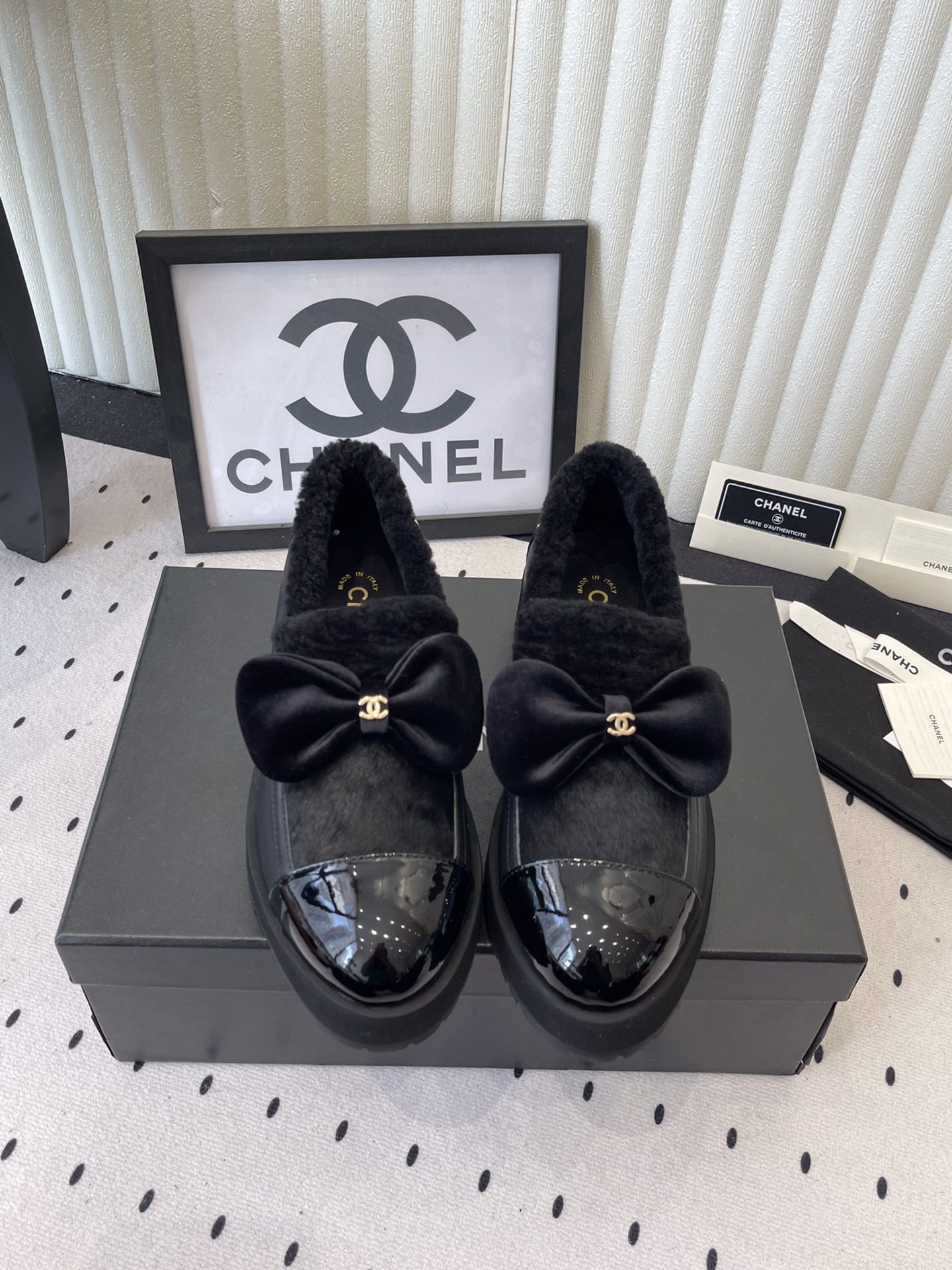 NO:647833,Chanel's new autumn and winter wool boots. Chanel's autumn and winter heavy industry popular wool short boots. Xiaohongshu strongly recommends fashionable essentials. The matching shows a unique dressing style. The upper is made of original customized cowhide and genuine wool. Sheepskin lining for feet. Original molded outsole. Size: 35-39 (40 41 custom-made), fur shoes, chanel, chanel, boots, cowhide, sheepskin19860909Chanel新款秋冬羊毛靴 香奈儿秋冬重工爆款羊毛短靴 小红书力推款时髦精必备 搭配展现与众不同的穿搭风格鞋面采用原版定制牛皮真毛 羊皮内里垫脚 原版开模大底 Size: 35-39（40 41定做）,毛毛鞋,chanel,chanel,boots,cowhide,sheepskin,Women's Shoes