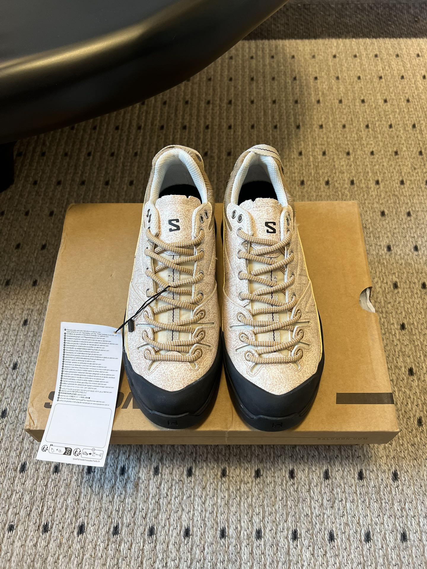 NO:653381,Salomo's latest spliced-style lace-up outdoor hiking shoes, casual shoes and sports shoes follow the 'outdoor function + trendy wear' route, retaining the non-slip thick soles + multi-directional shoelace system of professional outdoor shoes, while adding glitter/texture uppers, which have the practical attributes of outdoor shoes and the coolness of 'mountain style wear' popular in the fashion circle. It is this year's popular 'combination of outdoor and daily life' style.  The upper is made of wear-resistant mesh + glitter/textured fabric, taking into account both breathability and visual highlights; the sole is a professional outdoor rubber sole, which is non-slip, has strong grip, and is suitable for a variety of terrains; the multi-directional laces + brand logo on the shoe body not only ensure the wrapping, but also strengthen the brand recognition. Upper cowhide/horse hair Inner mesh mesh Outsole Rubber outsole Increased by 2.5cm Size women's size 35-40  Men's size 40-45 (customized sizes 40 and 45 are non-refundable), casual shoes/sports shoes, sneakers, cowhide19860909Salomo*新款拼接风绑带户外登山鞋休闲鞋运动鞋 走“户外机能+潮流穿搭”路线,保留专业户外鞋的防滑厚底+多向鞋带系统,同时加入闪粉/纹理鞋面,既有户外鞋的实用属性,又带潮流圈流行的“山系穿搭”酷感,是今年火的“户外与日常结合”款. 鞋面用耐磨网布+闪粉/纹理面料,兼顾透气性与视觉亮点；鞋底是专业户外橡胶底,防滑、抓地力强,适配多种地形；鞋身的多向鞋带+品牌标识,既保证包裹性,又强化了品牌辨识度. 鞋面牛皮/马毛 内里网布 大底橡胶大底 增高2.5cm size女码35-40码 男码40-45码（40、45码定制不退换）,休闲鞋/运动鞋,sneakers,cowhide,Women's Shoes