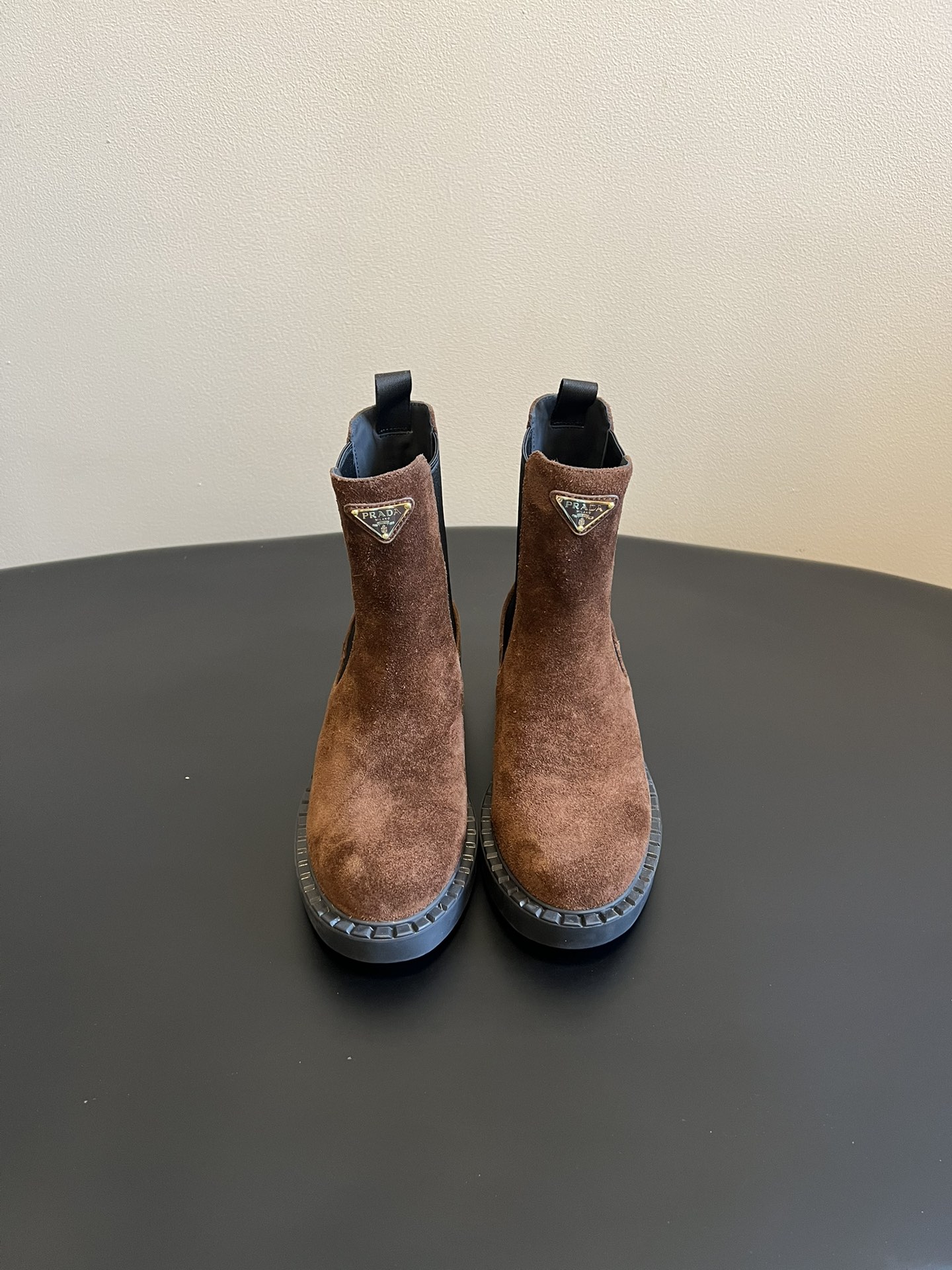 NO:652162,Top quality Prad's latest retro-style suede Chelsea boot short boots. The classic Chelsea boot shape combines thick soles with zigzag edges and the iconic triangle logo. It has the relaxed feel of retro boots and Prada's signature light luxury and coolness. It is a popular combination of 'intelligentsia + light function' this year.  The round toe + short boot design does not press the feet and modifies the calf line; the thick sole has good cushioning and is comfortable for daily commuting and shopping; it belongs to the 'retro light functional style', taking into account the warmth of autumn and winter and the sophistication of wear. It is a must-have item for 'relaxed autumn and winter wear' that is very popular among bloggers. The upper is cow suede and the lining is cowhide. The original molded outsole is 3cm higher.  size 35-41 (customized sizes 40 and 41 are not returnable), boots, prada, boots, cowhide, chamois leather19860909顶级品质 Prad*新款复古风麂皮切尔西靴短靴 经典切尔西靴型结合厚底+锯齿边,搭配标志性三角标Logo,既有复古靴的松弛感,又带Prada标志性的轻奢酷感,是今年流行的“知识分子+轻机能”结合款. 圆头+短靴设计,不压脚且修饰小腿线条；厚底缓冲性好,日常通勤、逛街都舒适；属于“复古轻机能风”,兼顾了秋冬的保暖性与穿搭的精致感,是当下博主圈很火的“松弛感秋冬穿搭”必备款. 鞋面牛反绒 内里牛皮 大底原版开模大底 增高3cm size35-41码（40、41码定制不退换）,靴子,prada,boots,cowhide,chamois leather,Women's Shoes