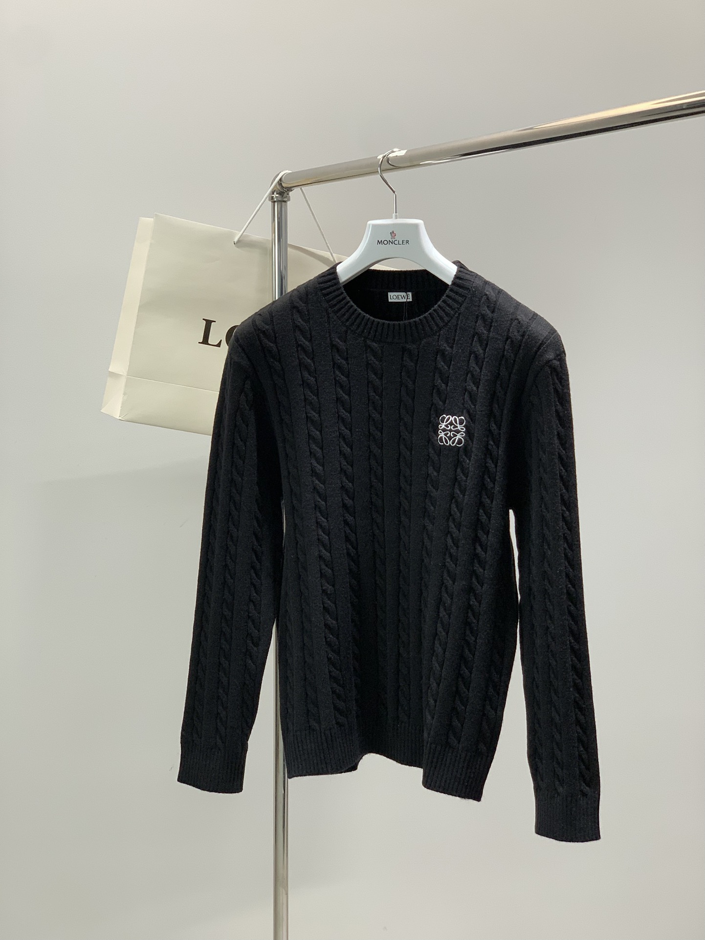 NO:656398,, Loewe, the latest model for winter 2025, available at counters at the same time, original order, fashionable and casual cashmere round neck long-sleeved knitted sweater, the upper body is very unique!  Eye-catching and bright, imported original fabrics, top embroidery craftsmanship letter pattern decorative logo, simple yet fashionable, classic atmosphere, comfortable and breathable, handsome and stylish upper body, 4 colors recommended, size M-3XL,, loewe, loewe, sweaters, alexander wang19860909,Loewe 罗意威,2025冬季最新款,专柜同步有售,原单狠货,时尚休闲羊绒圆领长袖针织毛衣,上身很有特点！吸睛而有亮点,进口原版面料,顶级刺绣工艺字母图案装饰Logo,简单而不失时尚,经典大气,舒适透气,上身帅气有型,4色推荐,码数M-3XL,,loewe,loewe,sweaters,alexander wang,Men's clothing