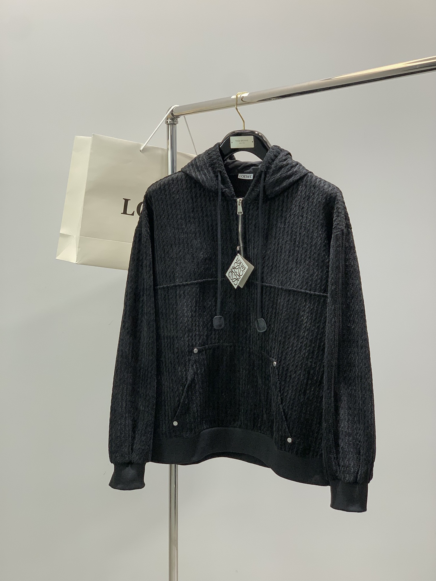 NO:656402,One set, Loewe, the latest model for autumn 2025, available at counters simultaneously, original order, fashionable and casual hooded sweatshirt set, the upper body is very unique!  Eye-catching and bright, imported original fabrics, top-grade rubber printing technology letter pattern decoration logo, simple yet fashionable, classic atmosphere, comfortable and breathable, handsome and stylish upper body, 3 colors recommended, size M-3XL,, loewe, loewe, hoodie, sweatshirts, hats, alexander wang19860909一套,Loewe 罗意威,2025秋季最新款,专柜同步有售,原单狠货,时尚休闲连帽卫衣套装,上身很有特点！吸睛而有亮点,进口原版面料,顶级印胶工艺字母图案装饰Logo,简单而不失时尚,经典大气,舒适透气,上身帅气有型,3色推荐,码数M-3XL,,loewe,loewe,hoodie,sweatshirts,hats,alexander wang,Men's clothing