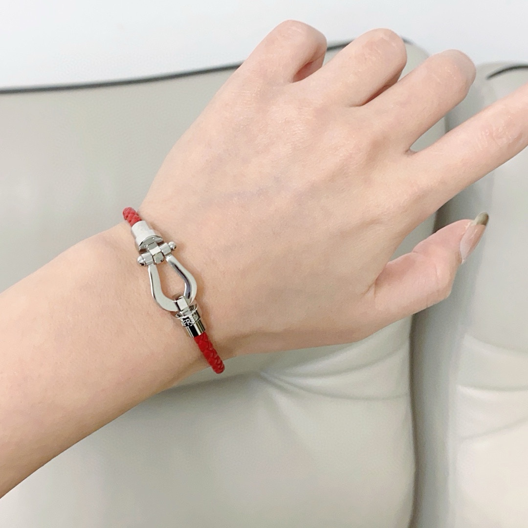 NO:642327,Hot new product release: Fred Horseshoe Buckle Unisex High Quality New Year Red Leather Bracelet Bracelet!  Big brand of red leather rope in the year of birth, fashionable and exquisite FORCE series bracelets, high-end customization ~ sub-gold micro-plating 18k gold craftsmanship, Seiko horseshoe buckle head bracelet!  The effect is very versatile. Internet celebrity. A must-have item for fashionistas. Rose gold buckle for men and women, sizes 17cm and 19cm, boutique jewelry, bracelet, bracelet19860909新品发布火爆费雷德 Fred 马蹄扣中性款高品质新年红皮手链手镯！本命年红皮绳大牌 时尚 精致FORCE 系列手链高端定制～亚金微电镀18k金工艺 精工马蹄扣头手镯！上手效果非常百搭 网红达人 时尚一族必备单品 玫瑰金扣头男女情侣款码数17cm和19cm,饰品精品,bracelet,bracelet,Jewelry