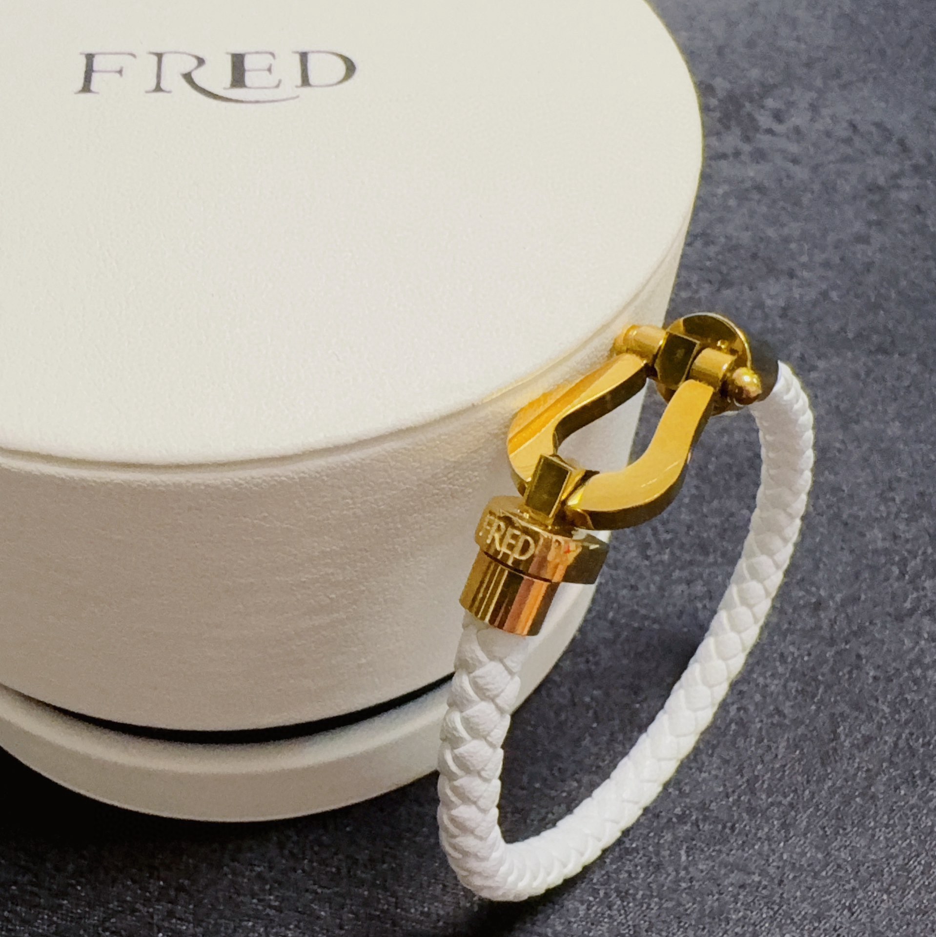Fred 新款fred费雷德白色黄金色真皮皮绳手链手镯手绳