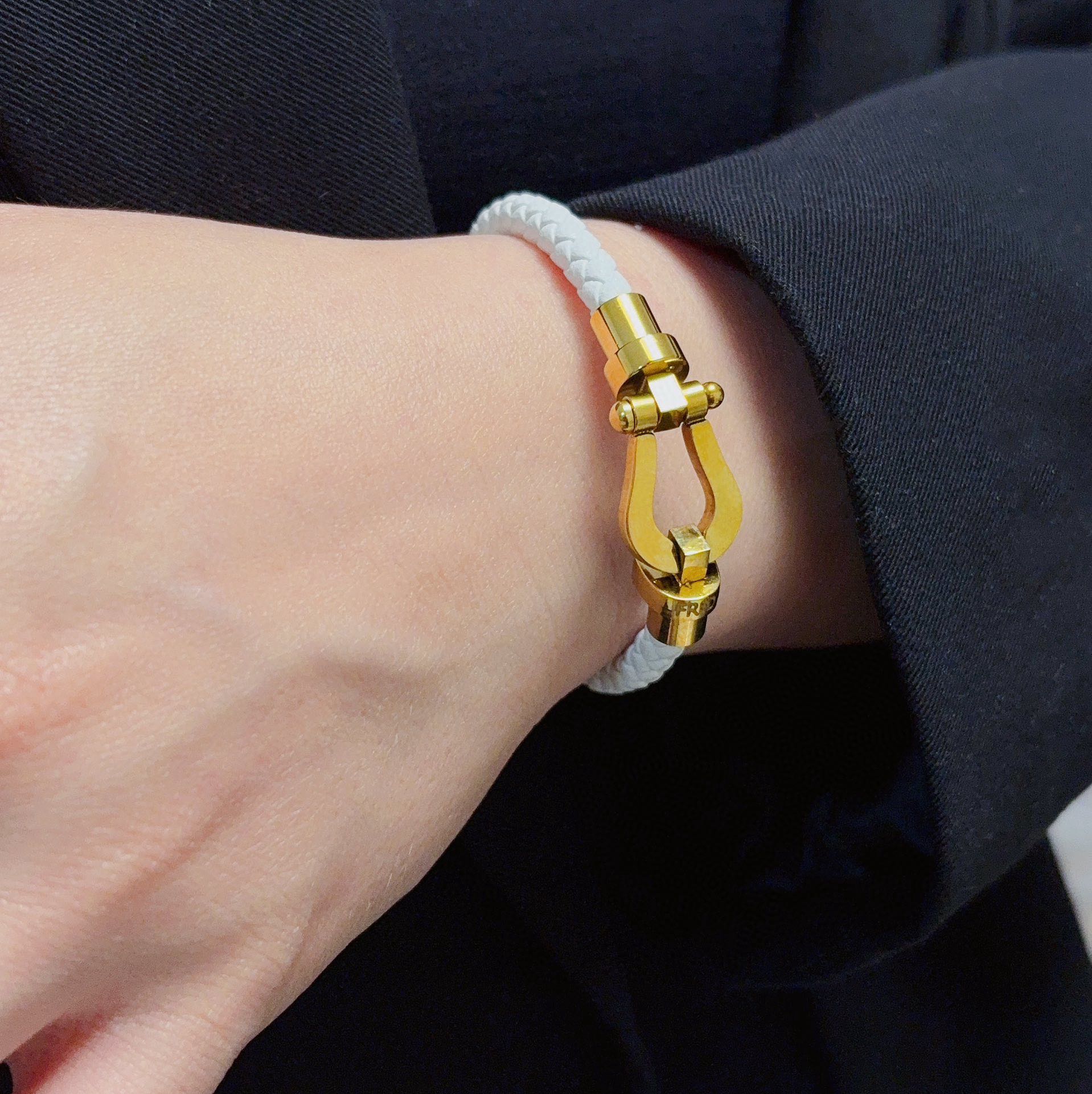 NO:642329,The new Fred White Gold Genuine Leather Cord Bracelet Bracelet High-end Customized Exclusive First Launch Top Cost-Effective Stainless Steel with Logo Color Keeping There is Almost No Chance of Collision Style Fried Chicken Looks Versatile Simple Nice Unisex Couple Style for Men and Women in Three Sizes 17, 19, and 21cm, High-Quality Accessories, Bracelet, Bracelet, Gold19860909新款fred费雷德白色黄金色真皮皮绳手链手镯手绳高端定制 独家首发 顶级性价比很高 带Logo精钢保色撞款几率几乎没有 炒鸡好看百搭 简单nice 男女中性款情侣款码数17、19、21cm三个尺寸,饰品精品,bracelet,bracelet,gold,Jewelry