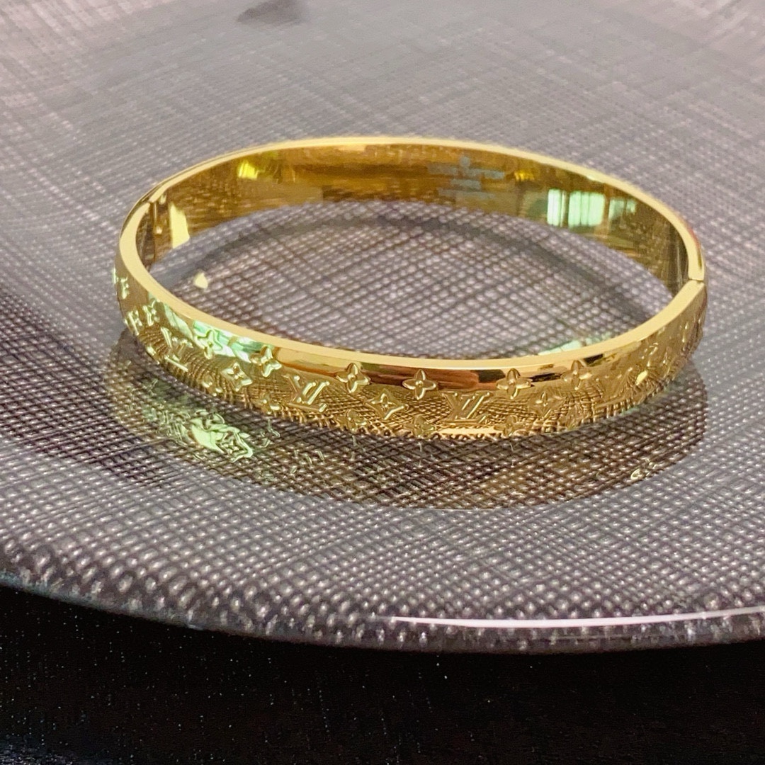 Louis Vuitton 新品 LV字母雕刻手镯 Louis Vuitton 路易威登 一致材质 火 设计独特 前卫