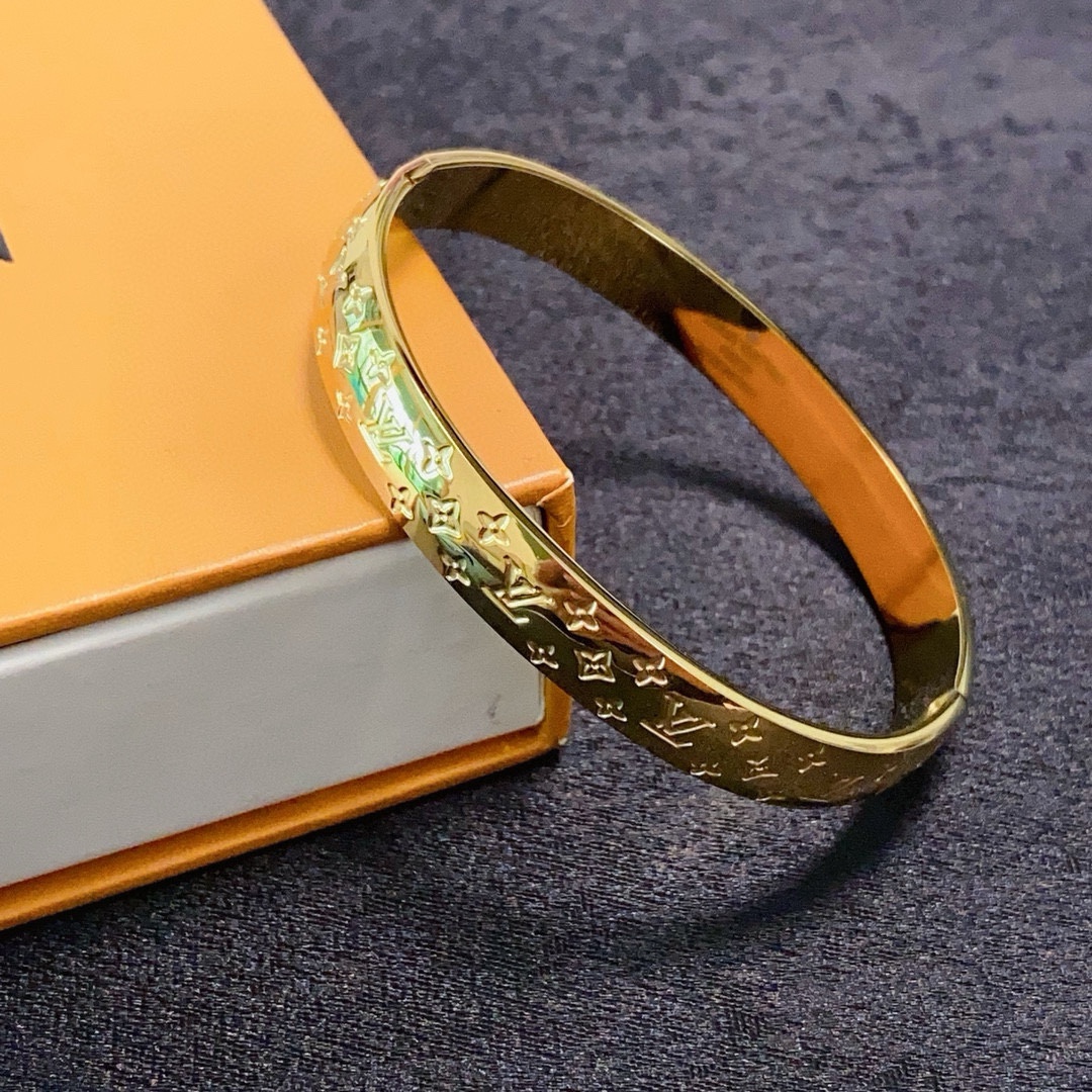 Louis Vuitton 新品 LV字母雕刻手镯 Louis Vuitton 路易威登 一致材质 火 设计独特 前卫